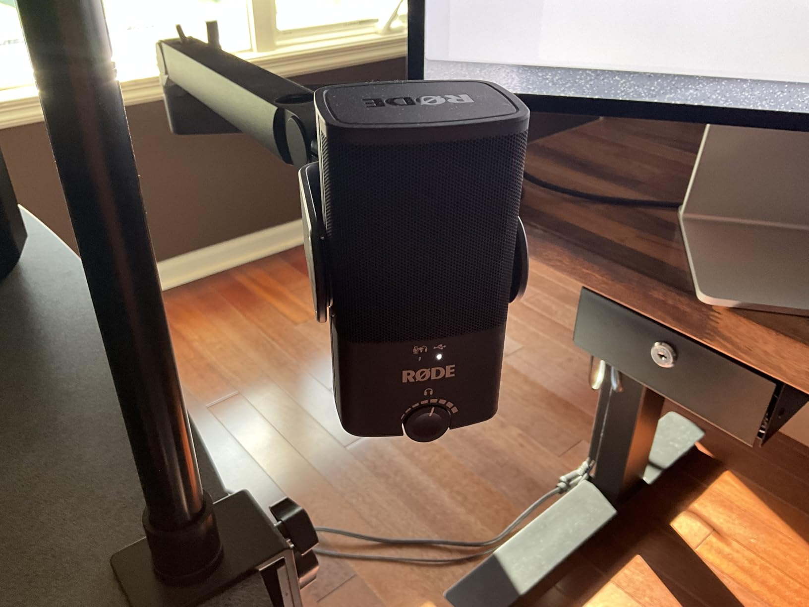 RØDE NT-USB Mini Versatile Studio-quality Condenser USB Microphone with Free Software for Podcasting, Streaming, Gaming, Music Production, Vocal and Instrument Recording,Black customer photo 1