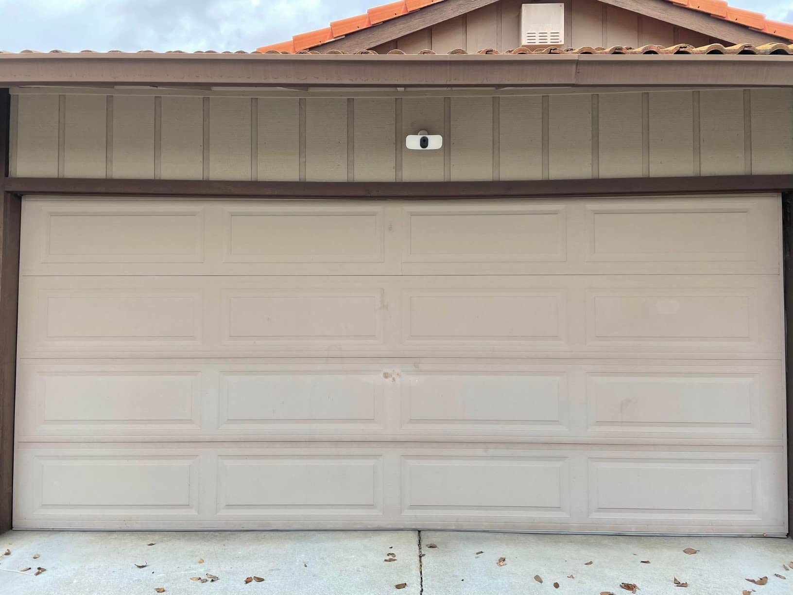 Arlo Pro 3 Wireless LED Floodlight Security Camera 2K HDR, 2000-3000 Lumens, Custom Detections, Emergency Response, Connects to Wi-Fi, Color Night Vision, 2-Way Audio, Rechargeable (White) - Customer Photo 1