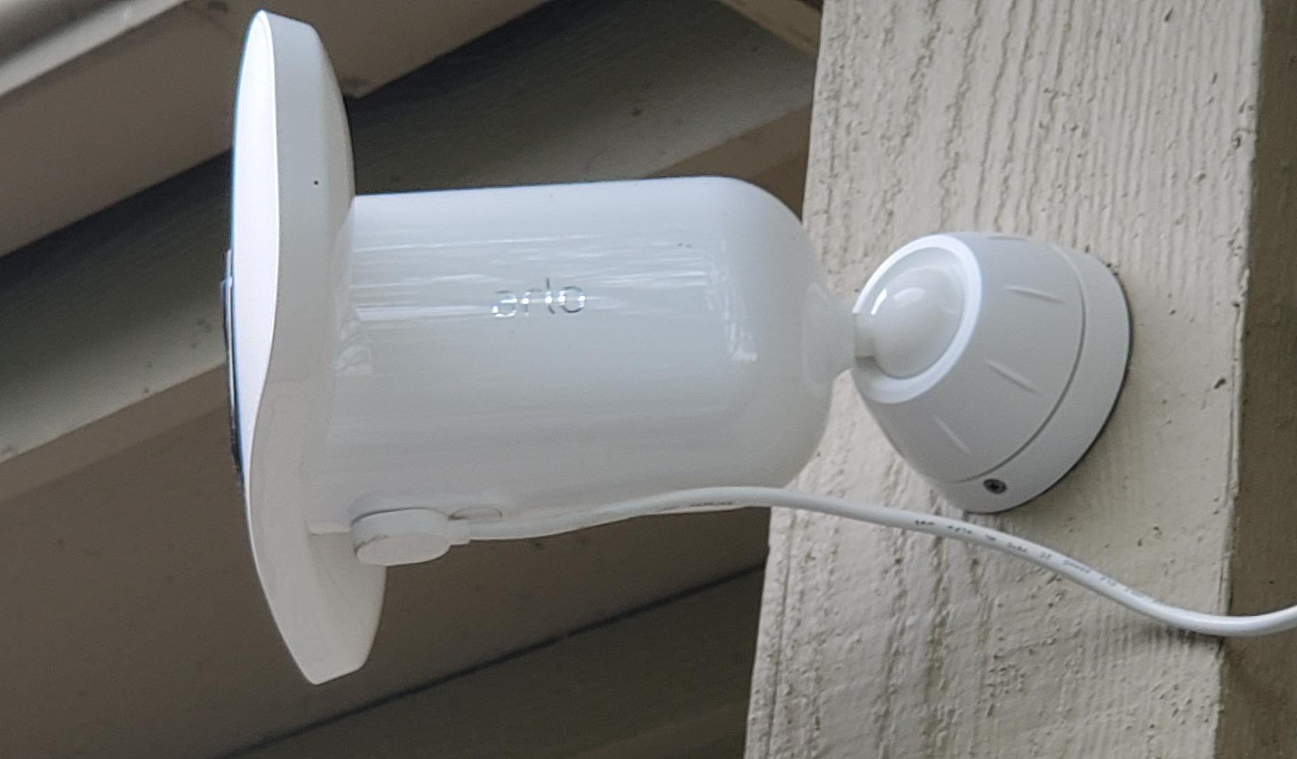 Arlo Pro 3 Wireless LED Floodlight Security Camera 2K HDR, 2000-3000 Lumens, Custom Detections, Emergency Response, Connects to Wi-Fi, Color Night Vision, 2-Way Audio, Rechargeable (White) - Customer Photo 2