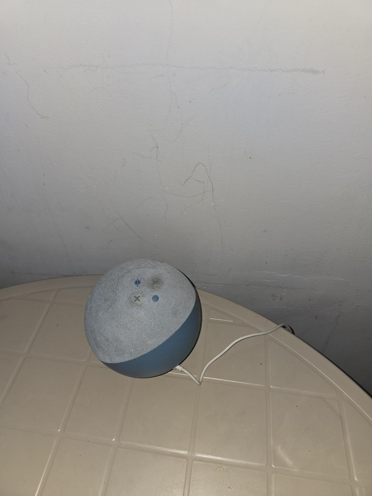 Like-New Amazon Echo (newest model), Alexa speaker with premium sound, Ideal for large bedrooms, living rooms and kitchens, Charcoal - Customer Photo 1