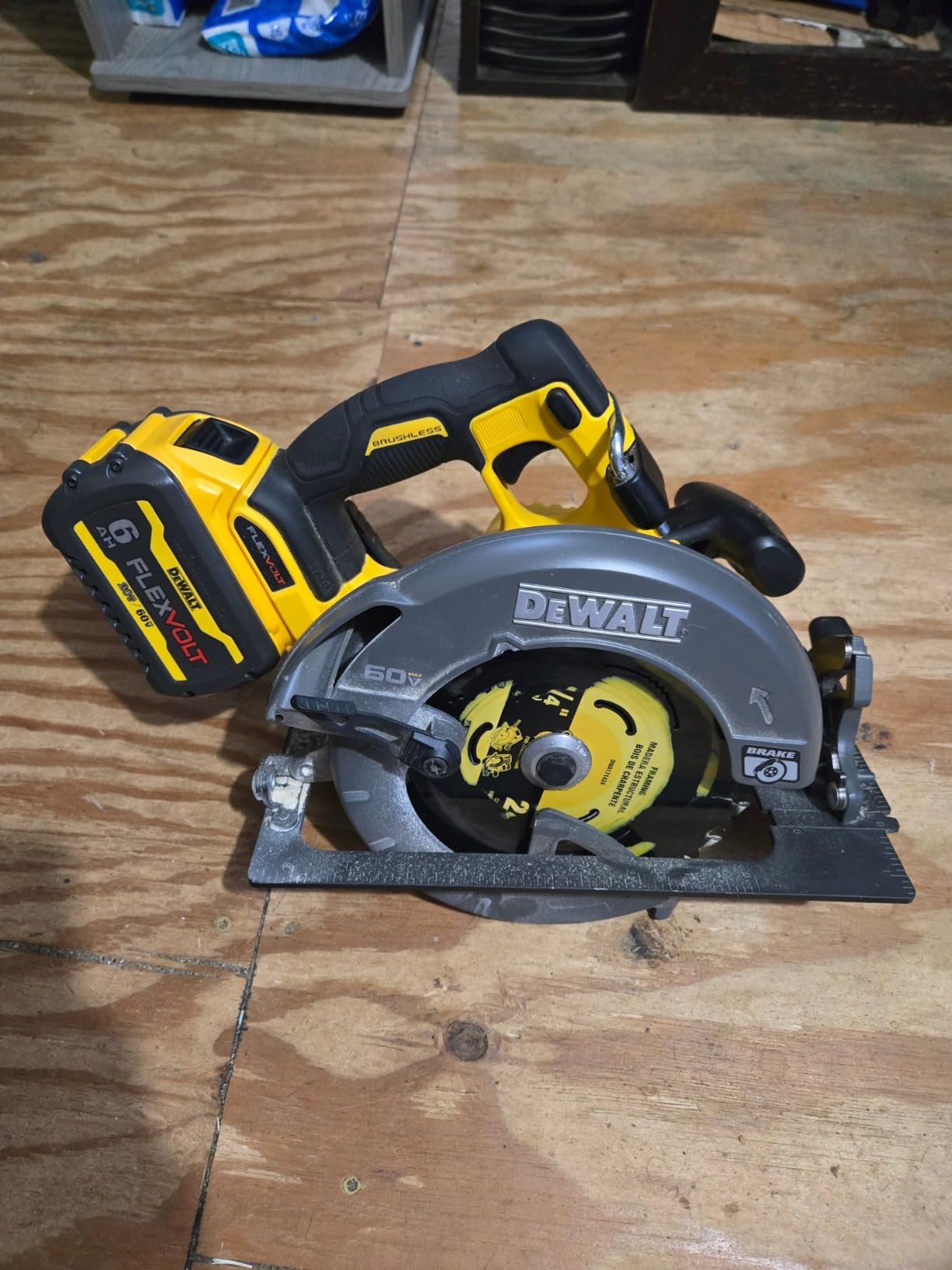 DEWALT FLEXVOLT 60V MAX* Circular Saw with Brake, 7-1/4-Inch, Tool Only (DCS578B) - Customer Photo 2
