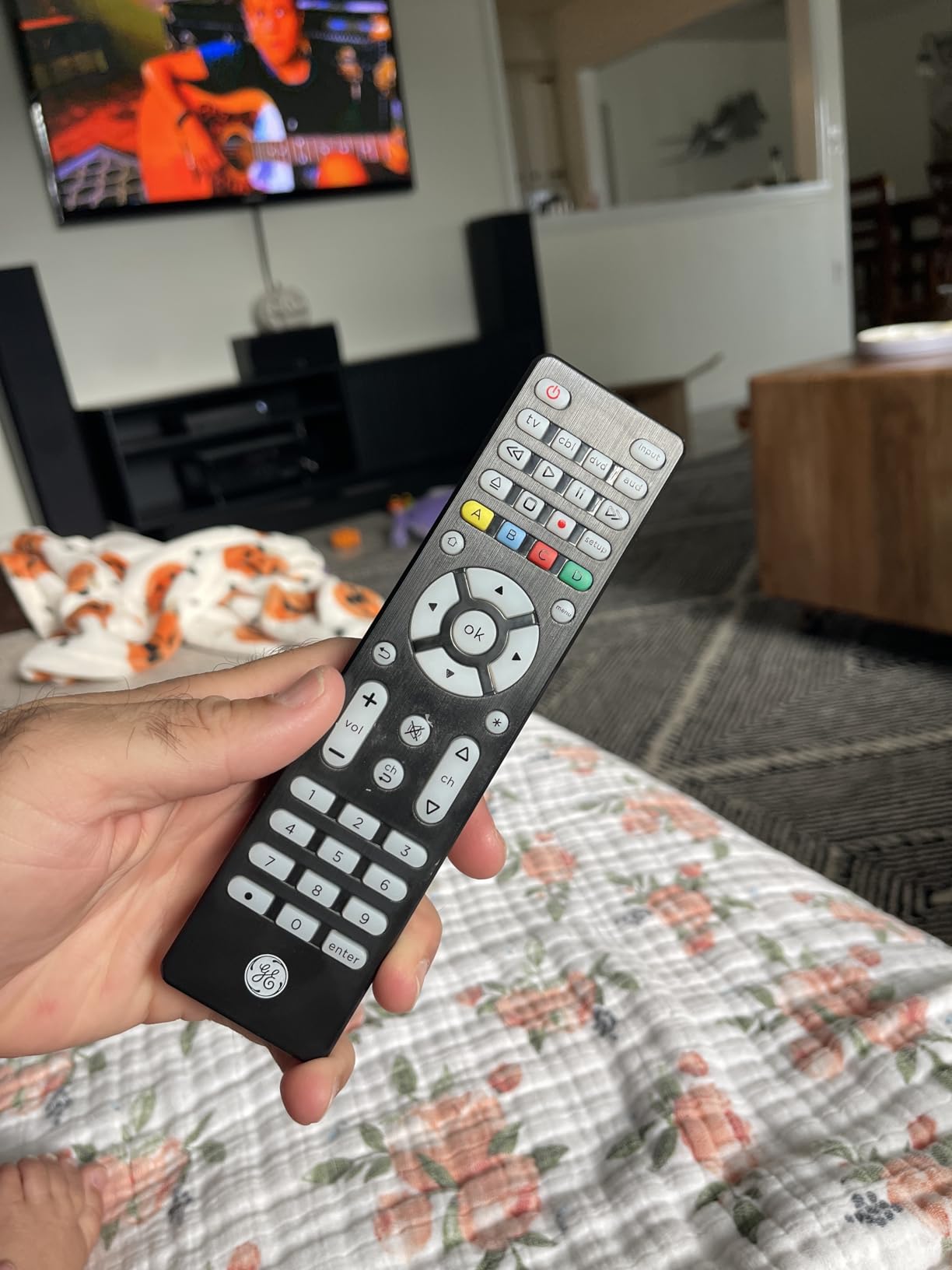 GE Universal Remote Control, Samsung TV Remote, Universal TV Remote for Roku TV, Vizio, LG, Sony, Sharp, Roku, Apple TV, TCL, Panasonic, Smart TVs, Streaming Players, Blu-ray, DVD, 4-Device, Gold, 48845 - Customer Photo 2