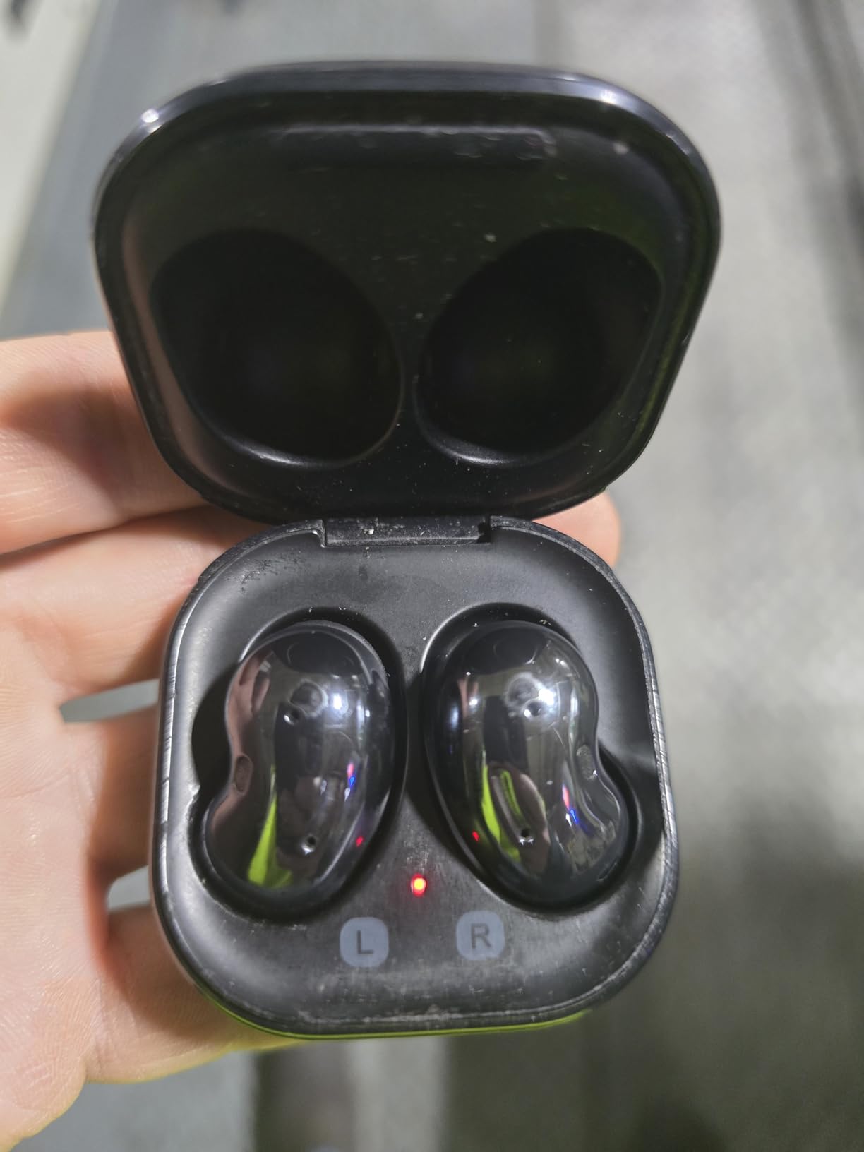 SAMSUNG Galaxy Buds Live True Wireless Earbuds US Version Active Noise Cancelling Wireless Charging Case Included, Mystic Black - Customer Photo 1