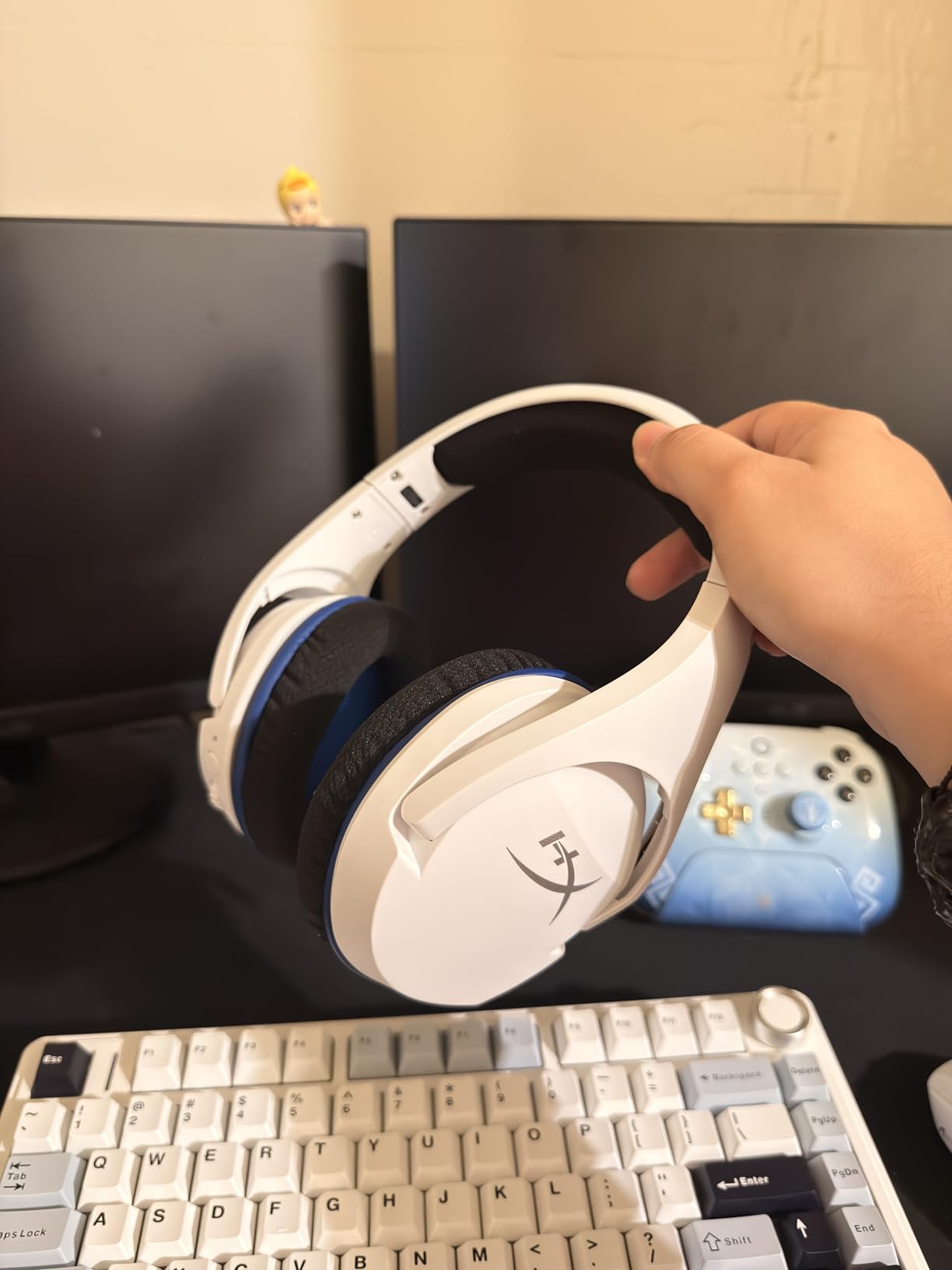 HyperX HHSS1C-KB-WT/G Cloud Stinger Core – Wireless Gaming Headset, for PS4, PS5, PC, Lightweight, Durable Steel Sliders, Noise-Cancelling Microphone - White - Customer Photo 1