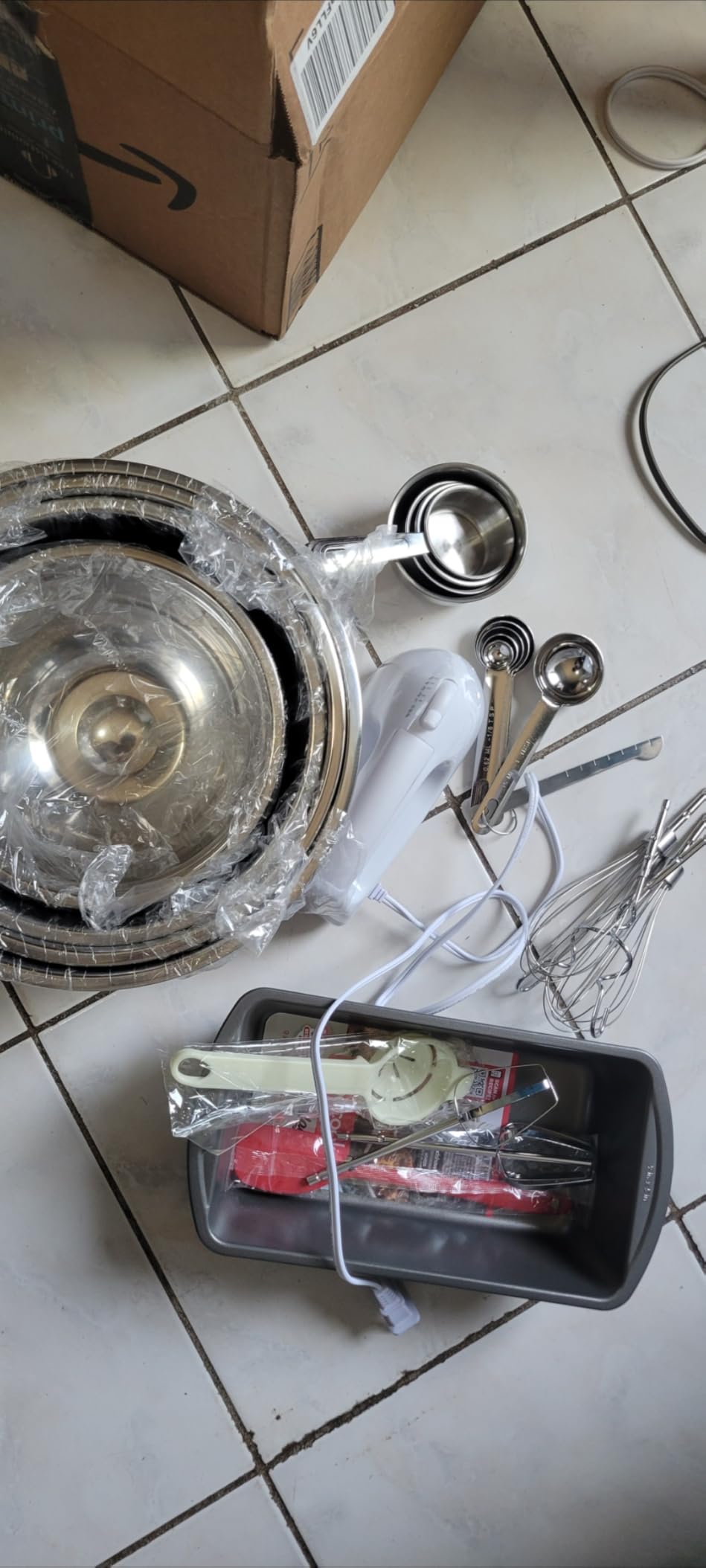 5-Speed Electric Hand Mixer, 4 Large Mixing Bowls Set, Handheld Mixers with Whisks Beater, Stainless Steel Metal Nesting Bowl Measuring Cups Spoons Kitchen Cake Blender for Baking Supplies - Customer Photo 1