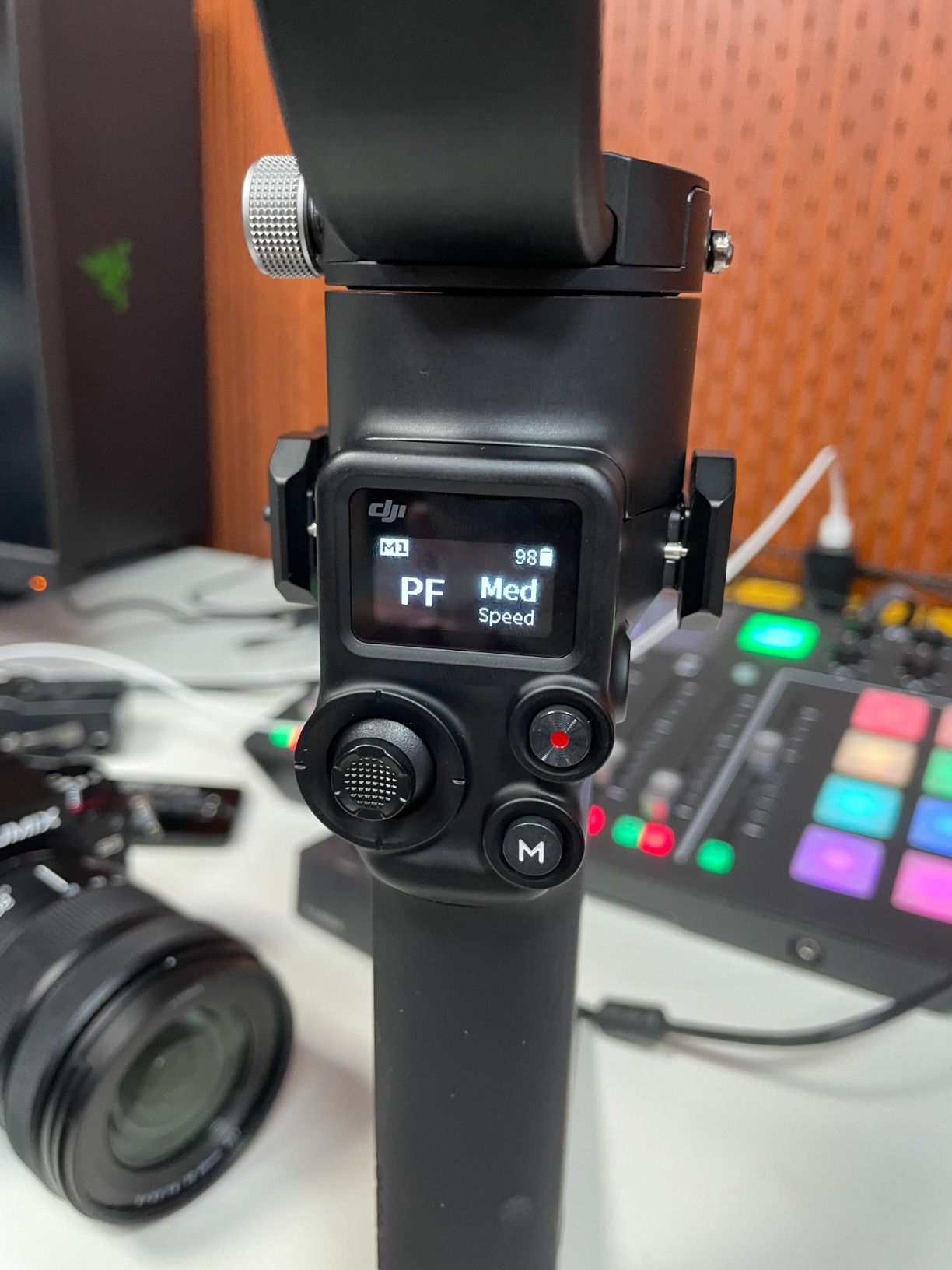 DJI RSC 2 - 3-Axis Gimbal Stabilizer for DSLR and Mirrorless Camera, Nikon, Sony, Panasonic, Canon, Fujifilm, 6.6 lb Payload, Foldable Design, Vertical Shooting, OLED Screen, Black - Customer Photo 1