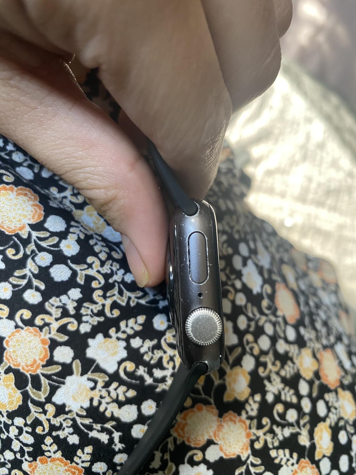 Apple Watch SE (GPS, 40mm) - Space Gray Aluminum Case with Black Sport Band (Renewed) - Customer Photo 2