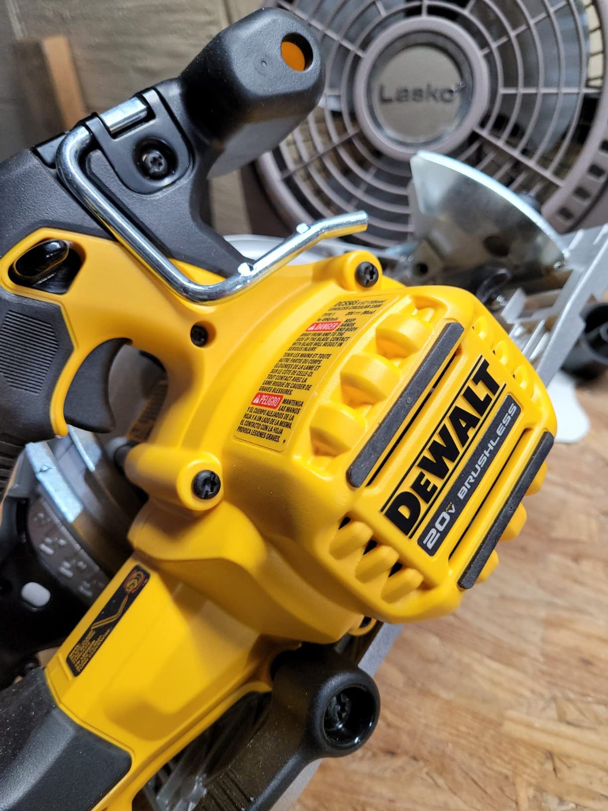 DEWALT 20V MAX* 6-1/2 in. Brushless Cordless Circular Saw, Tool Only (DCS565B) - Customer Photo 2