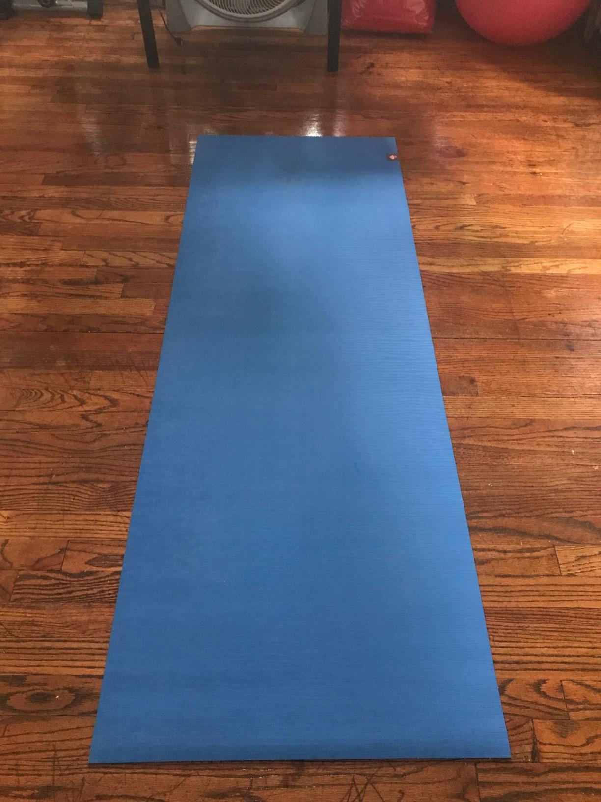 Manduka eKOLite Yoga Mat - 4mm Natural Rubber | Eco-Friendly | Soft Textured Surface | Natural Next-to-Skin Feel - Customer Photo 1