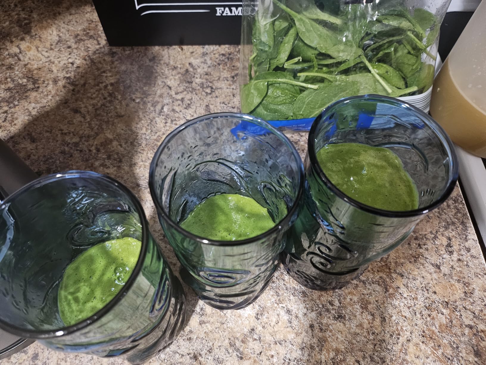 Ninja Blender Nutri Pro, Single Serve, For Smoothies, Salsa, Shakes and Frozen Drinks, Includes 2 Smoothie Cups & Lids, Crushes Ice, Fruit & Veggies, Silver, BN401 - Customer Photo 4