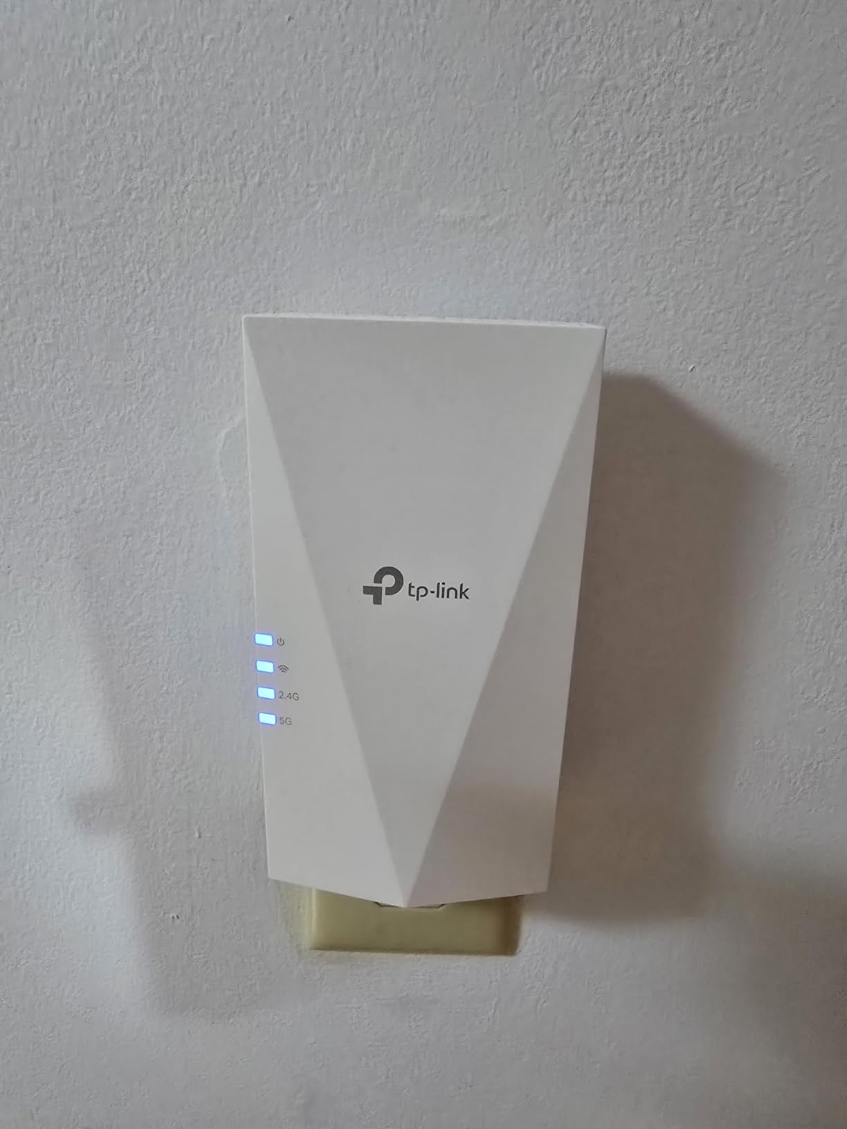 TP-Link AC1900 WiFi Range Extender RE550 | Dual-Band Wireless Repeater Amplifier w/Gigabit Ethernet Port | Up to 2200 Sq. Ft., 32 Devices | Internet Signal Booster | APP Setup | EasyMesh Compatible - Customer Photo 2