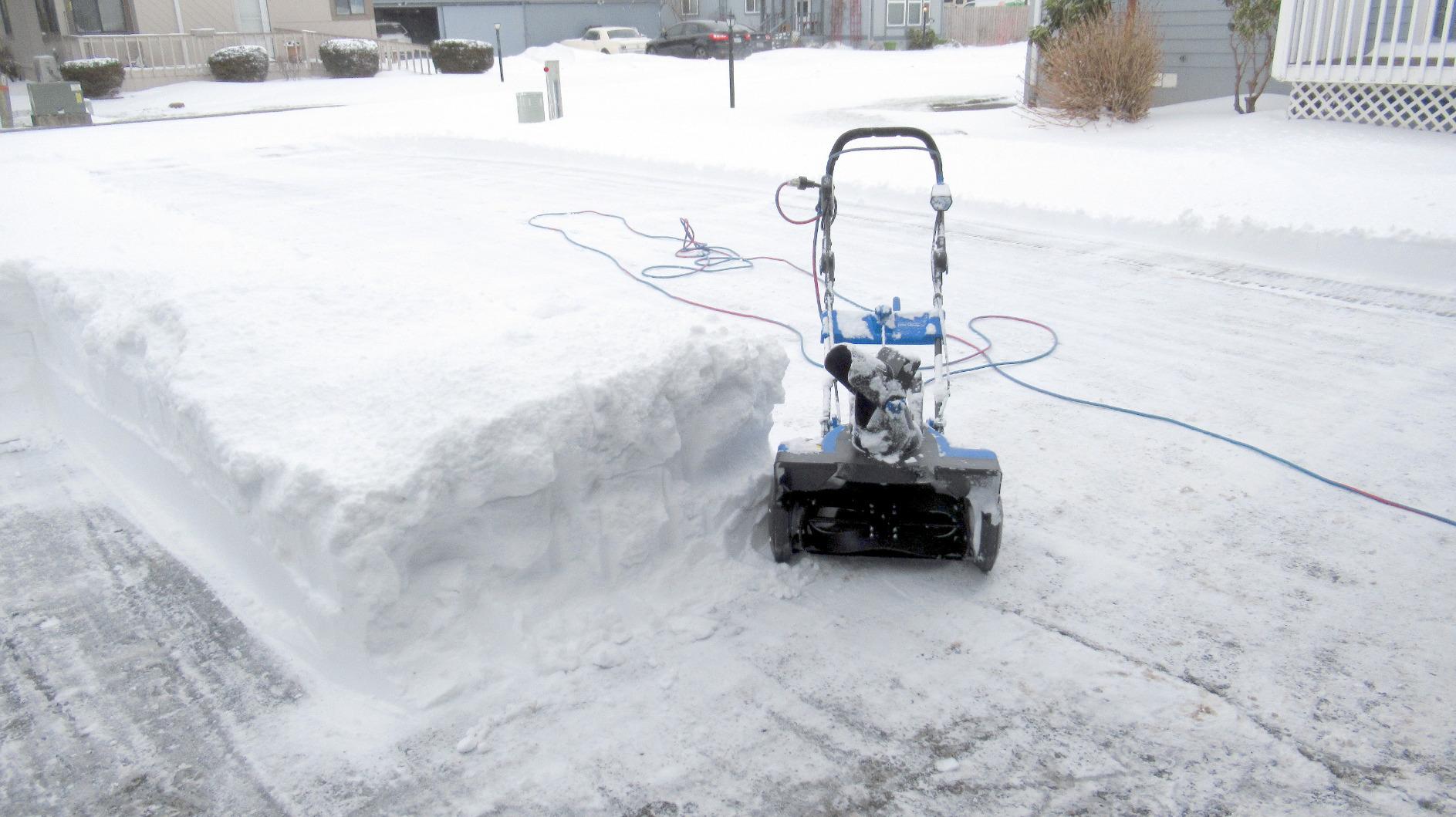 Snow Joe Corded Electric Snow Blower w/LED Light, Chute & Plastic Auger, 22-Inch Clearing Path, 14.5-Amp Motor - Heavy-Duty Blowing Machine for Ice Removal from Driveway, Sidewalk & Walkway, SJ626E - Customer Photo 1