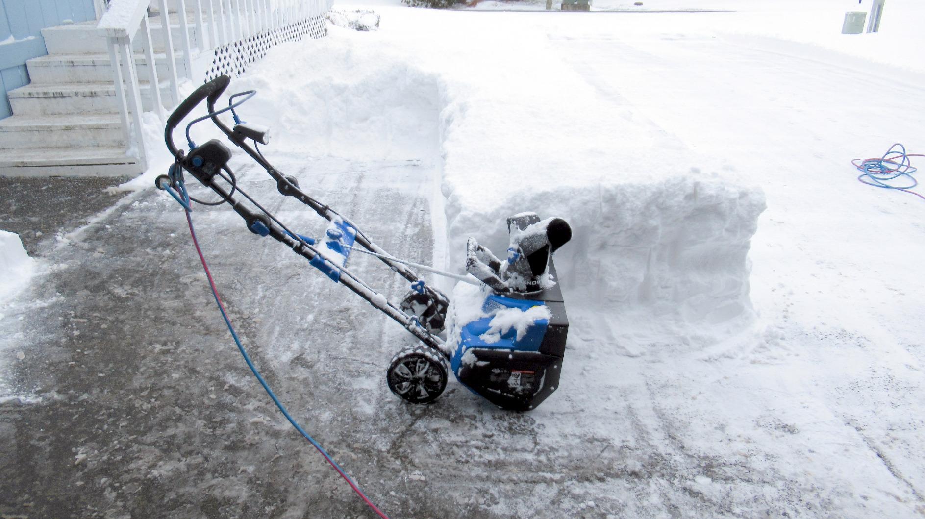 Snow Joe Corded Electric Snow Blower w/LED Light, Chute & Plastic Auger, 22-Inch Clearing Path, 14.5-Amp Motor - Heavy-Duty Blowing Machine for Ice Removal from Driveway, Sidewalk & Walkway, SJ626E - Customer Photo 2