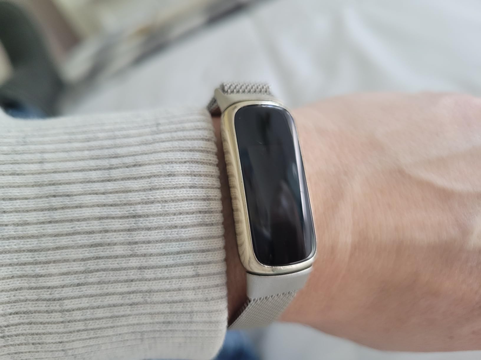 Fitbit Luxe Fitness and Wellness Tracker with Stress Management, Sleep Tracking and 24/7 Heart Rate, Black/Graphite - Customer Photo 3