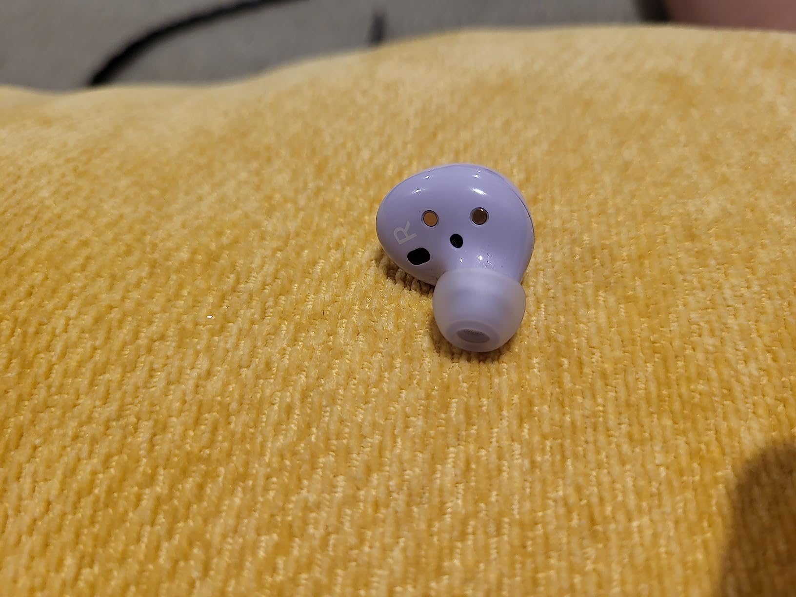 SAMSUNG Galaxy Buds 2 True Wireless Bluetooth Earbuds, Noise Cancelling, Comfort Fit In Ear, Auto Switch Audio, Long Battery Life, Touch Control, Graphite [US Version, 1Yr Manufacturer Warranty] - Customer Photo 1