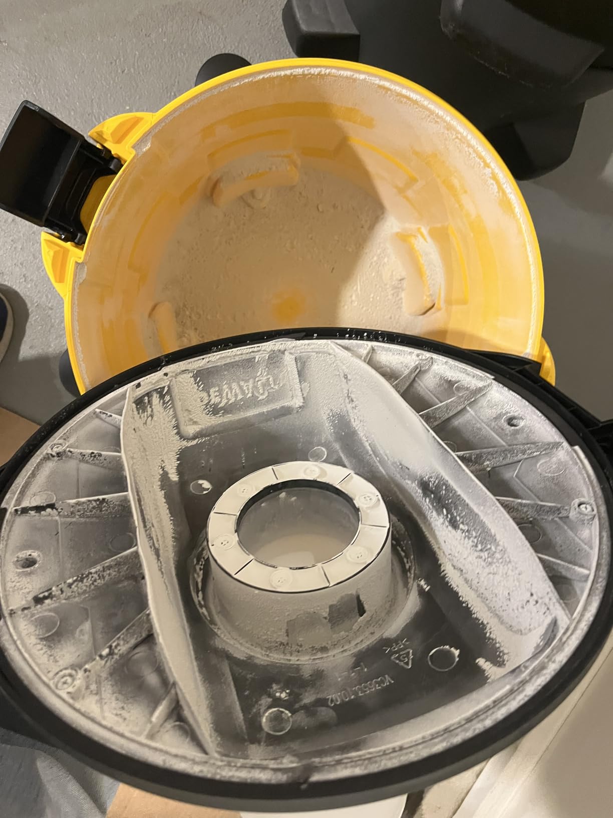 DEWALT Dust Separator with 6 Gallon Poly Tank, 99.5% Efficiency Cyclone Dust Collector, High-Performance Cycle Powder Collector Filter, DXVCS002, Yellow - Customer Photo 2