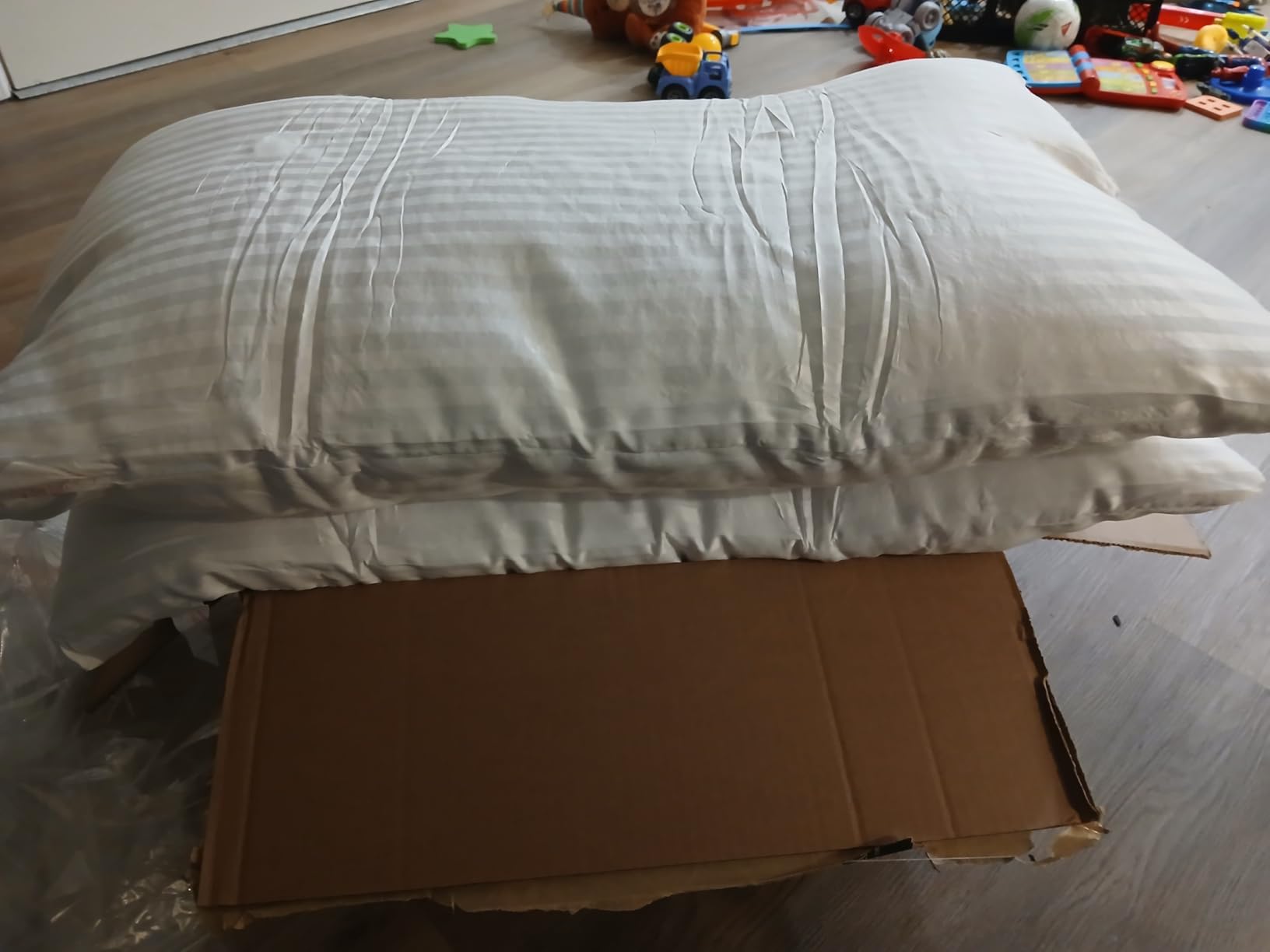 EIUE Hotel Collection Bed Pillows for Sleeping 2 Pack Queen Size，Pillows for Side and Back Sleepers,Super Soft Down Alternative Microfiber Filled Pillows,20 x 30 Inches - Customer Photo 1