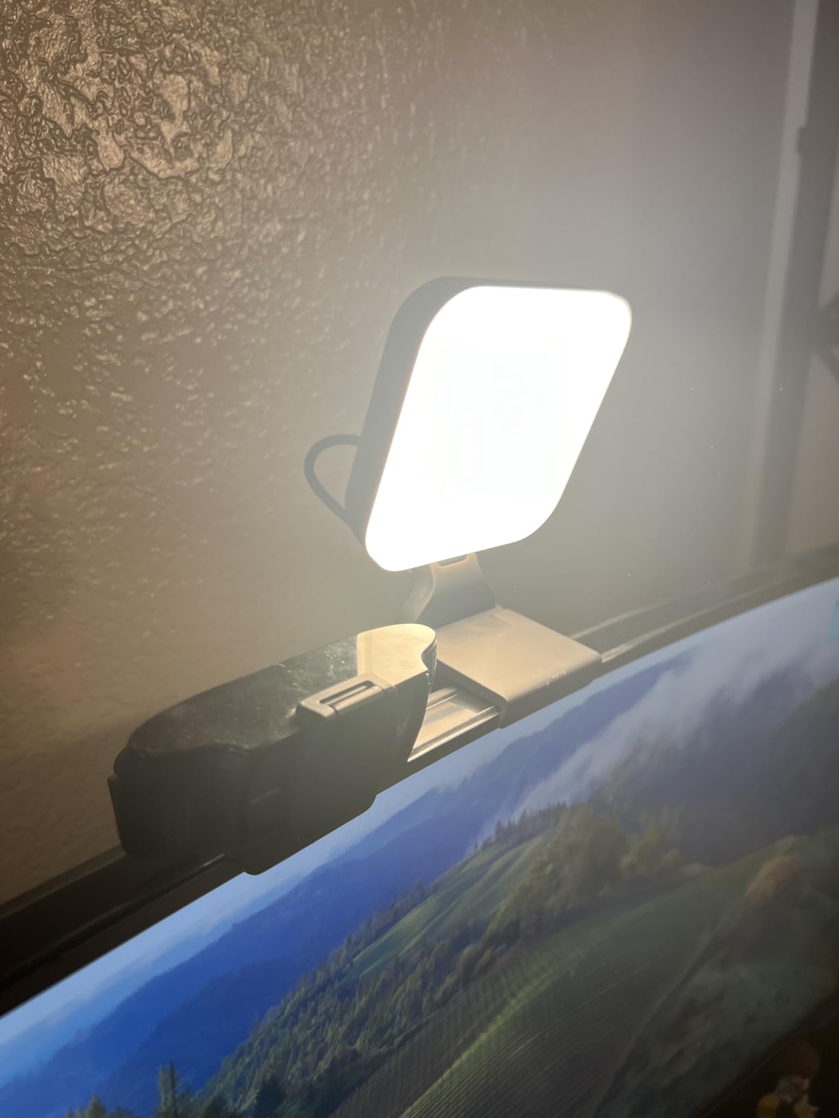 Logitech for Creators Litra Glow Premium LED Streaming Light with TrueSoft- Computer lighting for video conferencing, Zoom meetings, with adjustable mount and desktop app control for PC/Mac - Graphite customer photo 1