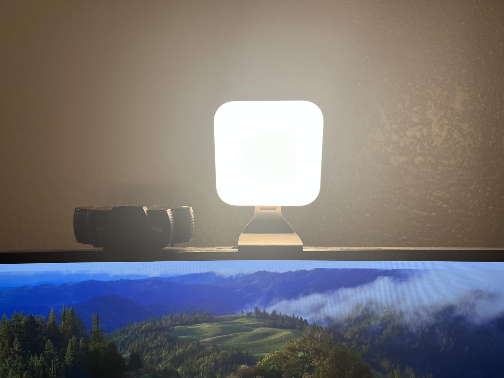 Logitech for Creators Litra Glow Premium LED Streaming Light with TrueSoft- Computer lighting for video conferencing, Zoom meetings, with adjustable mount and desktop app control for PC/Mac - Graphite customer photo 2