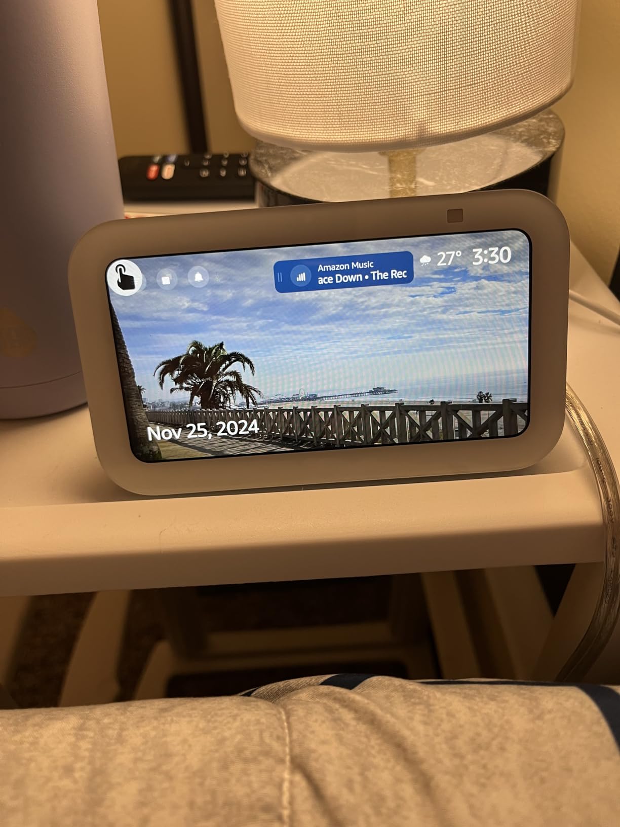 Echo Show 5 (newest model), Smart display, Designed for Alexa+, 2x the bass and clearer sound, Charcoal customer photo 1