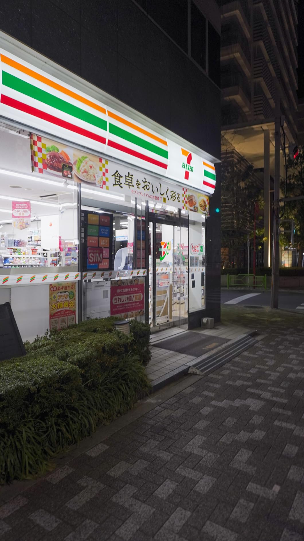 Sony Alpha ZV-E10 - APS-C Interchangeable Lens Mirrorless Vlog Camera - Black - Customer Photo 1