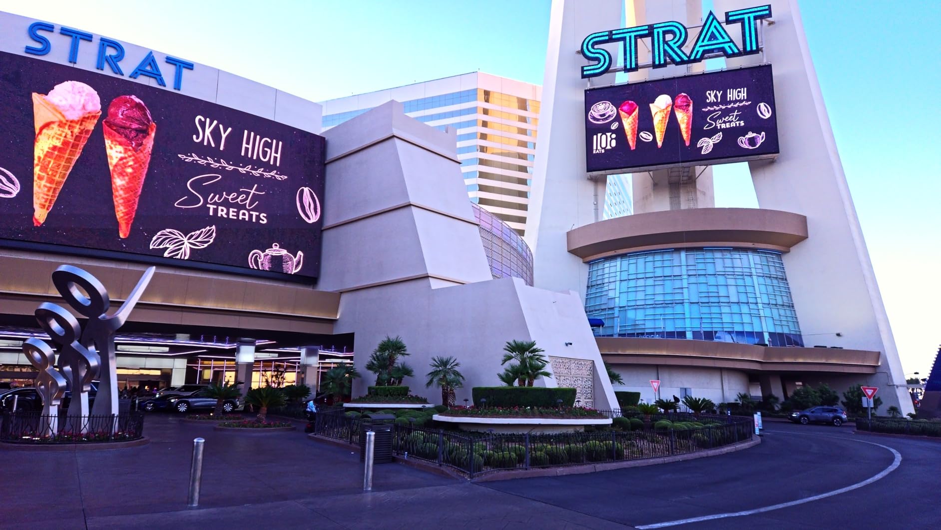 Sony Alpha ZV-E10 - APS-C Interchangeable Lens Mirrorless Vlog Camera Kit - Black customer photo 2