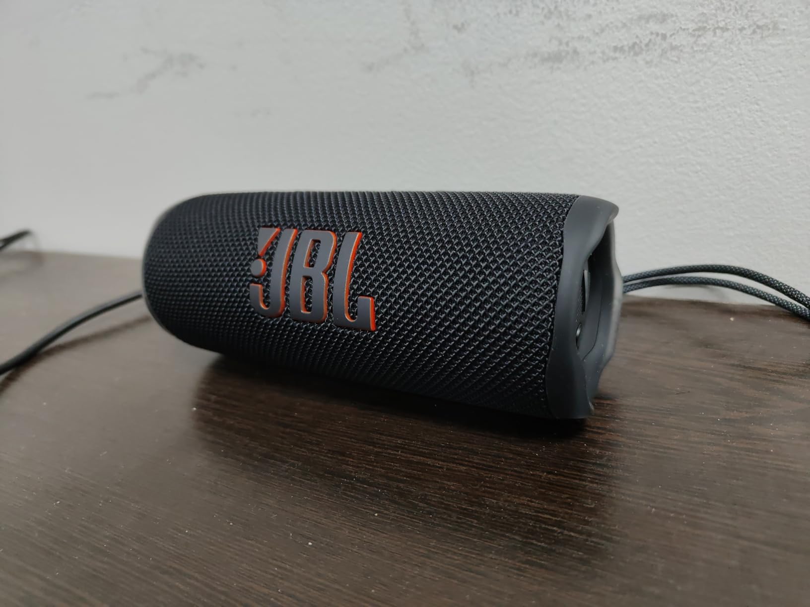Flip 6 - Portable Bluetooth Speaker, powerful sound and deep bass, IPX7 waterproof, 12 hours of playtime, JBL PartyBoost for multiple speaker pairing for home, outdoor and travel (Black) - Customer Photo 2