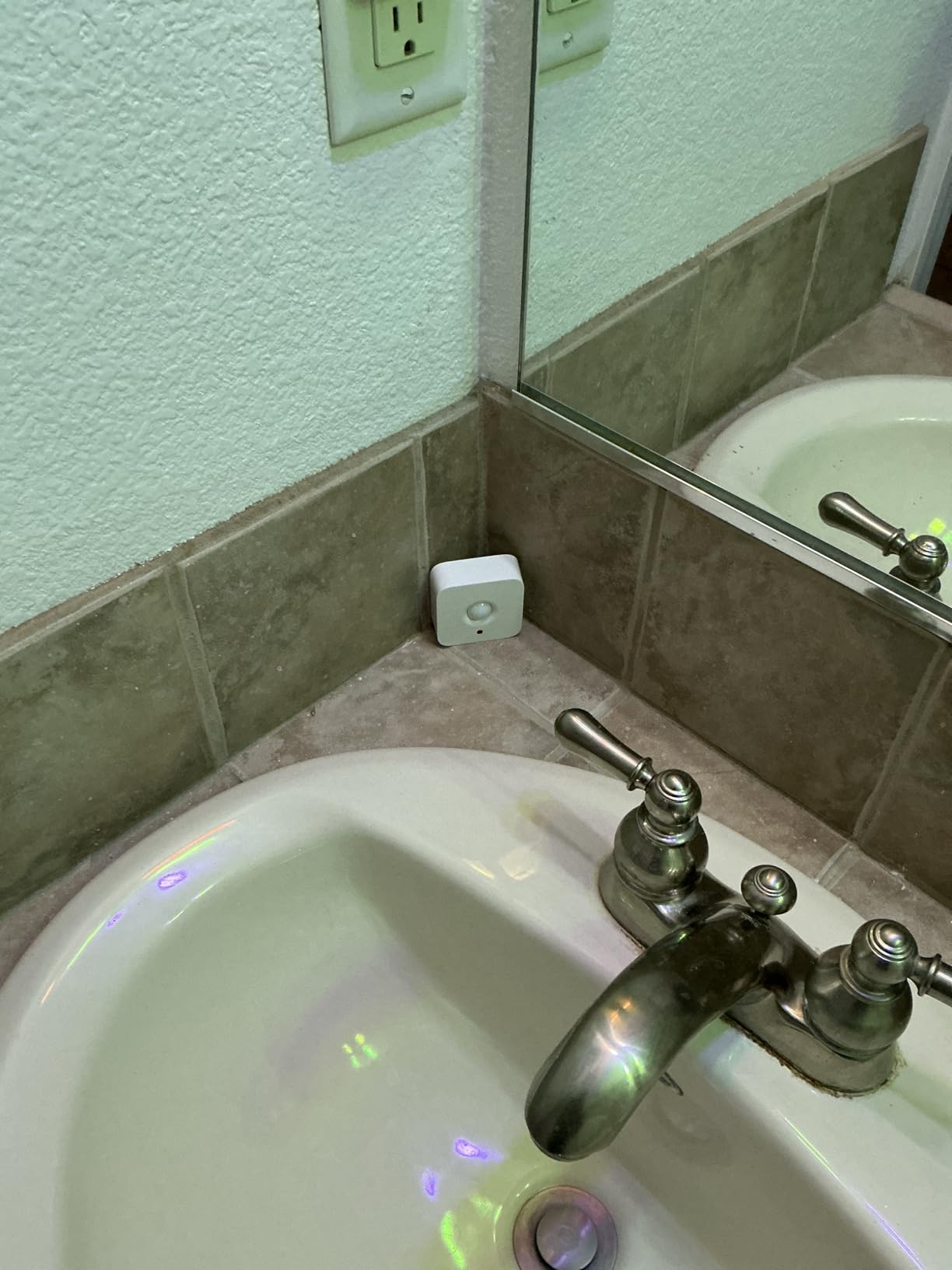 Philips Hue Motion Sensor - Exclusively for Philips Hue Smart Lights - Requires Hue Bridge - Easy, No-Wire Installation - Customer Photo 2