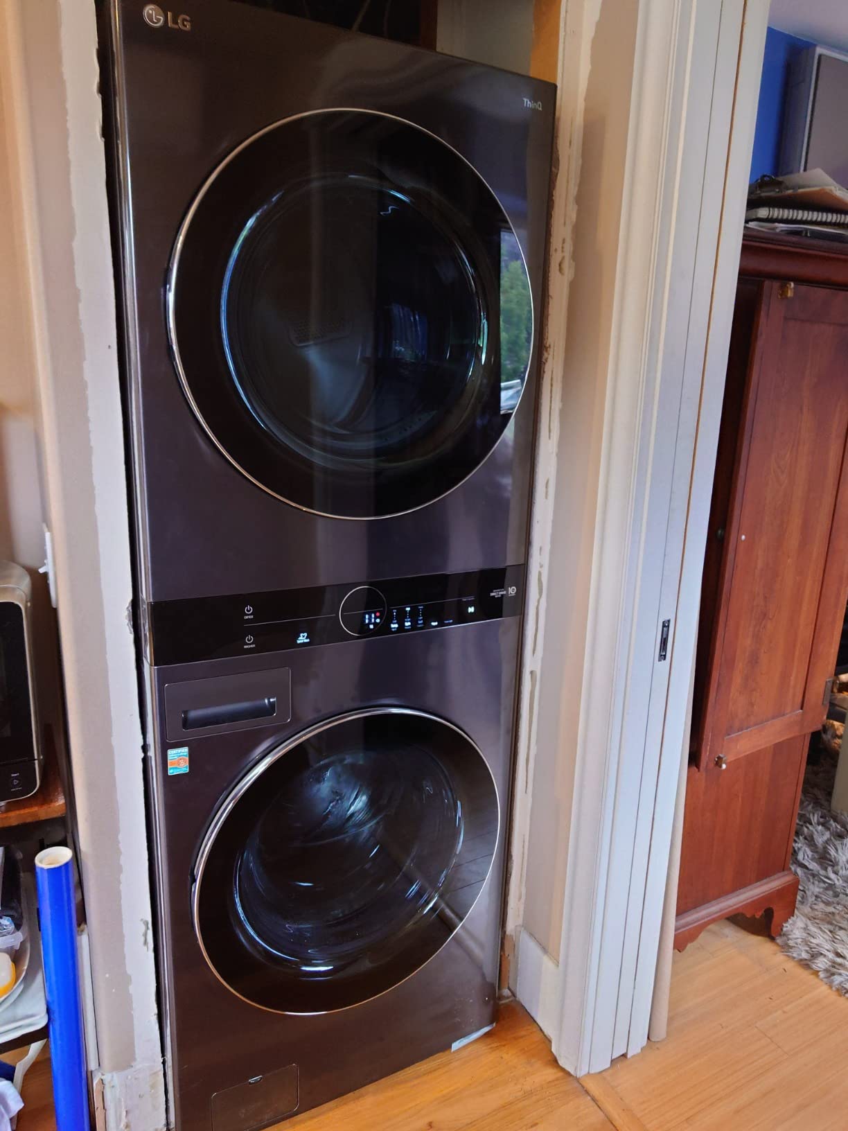 LG WashTower Stacked Smart Laundry Center 4.5 Cu.Ft. Front Load Washer Fully Automatic & 7.4 Cu.Ft. Gas Dryer in Black Steel w/Steam WKGX201HBA - Customer Photo 1