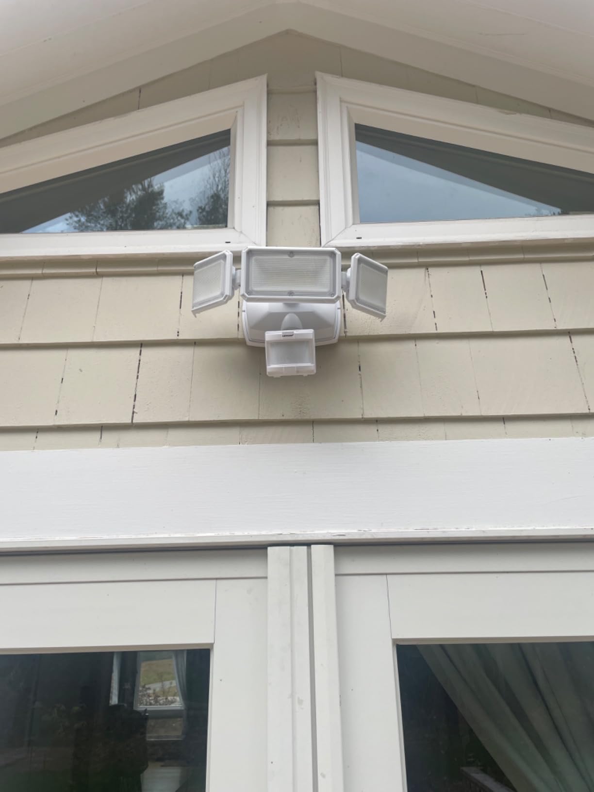 LEPOWER Battery Powered LED Flood Light Outdoor,1500LM Motion Sensor Security Lights, IP65 Waterproof,Wireless Flood Light Battery Operated,3 Head Motion Detector Light for Garage,Yard,Porch - Customer Photo 2