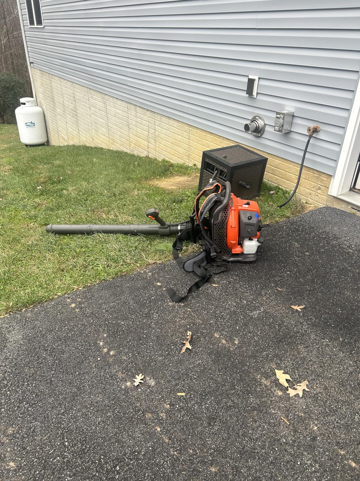 Husqvarna 150BT Gas Leaf Blower, 51-cc 2.16-HP 2-Cycle Backpack Leaf Blower, 765-CFM, 270-MPH, 22-N Powerful Clearing Performance and Ergonomic Harness System, Gifts for Men, 970466901 customer photo 2