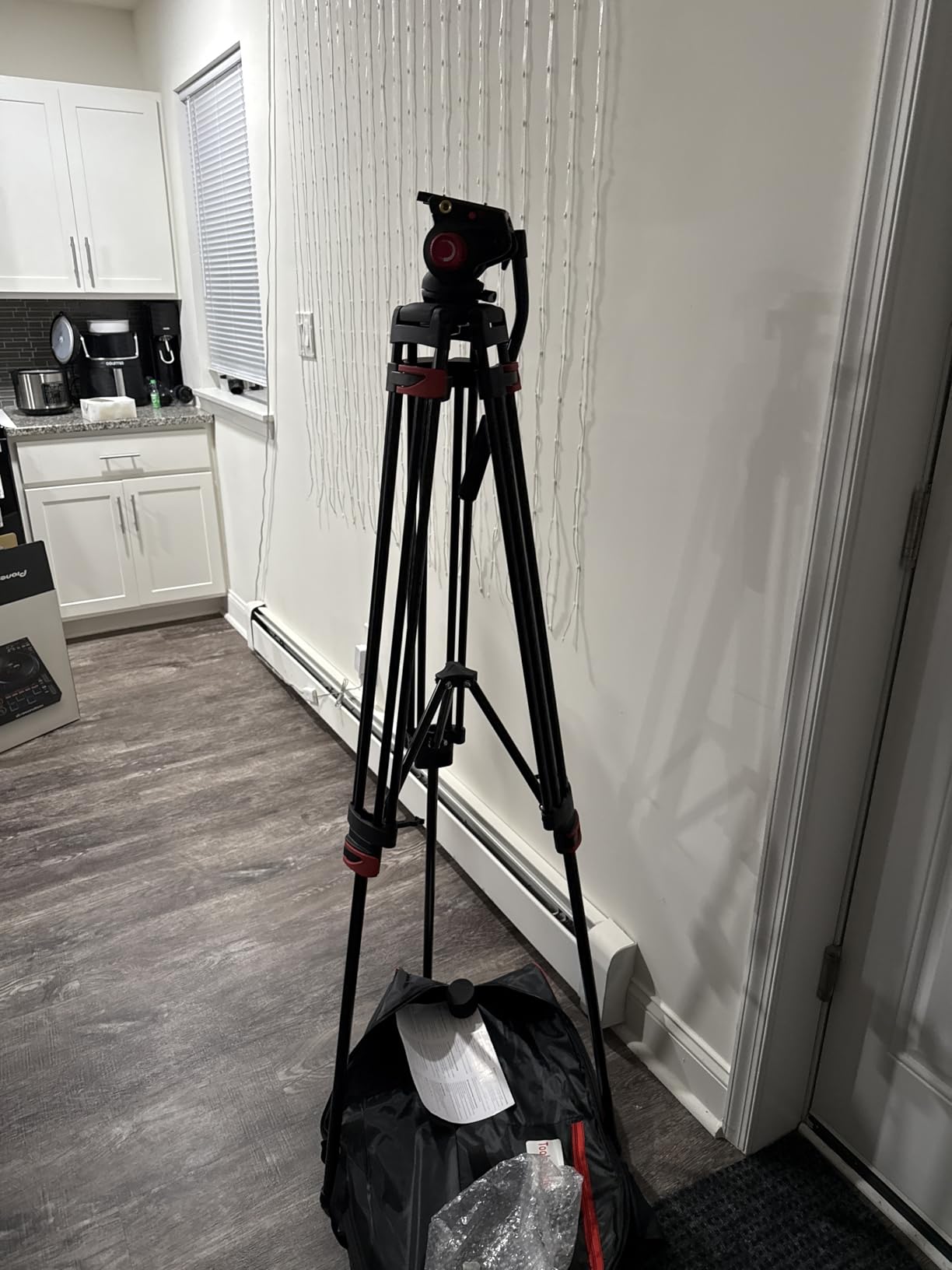 NEEWER 79 inch/200cm Video Tripod, Heavy Duty Aluminum Alloy Camera Tripod Stand with 360 degree Fluid Drag Head, QR Plate Compatible with Canon Nikon Sony and Other DSLR Camera Camcorder, Load Up to 17.6lb/8kg - Customer Photo 1