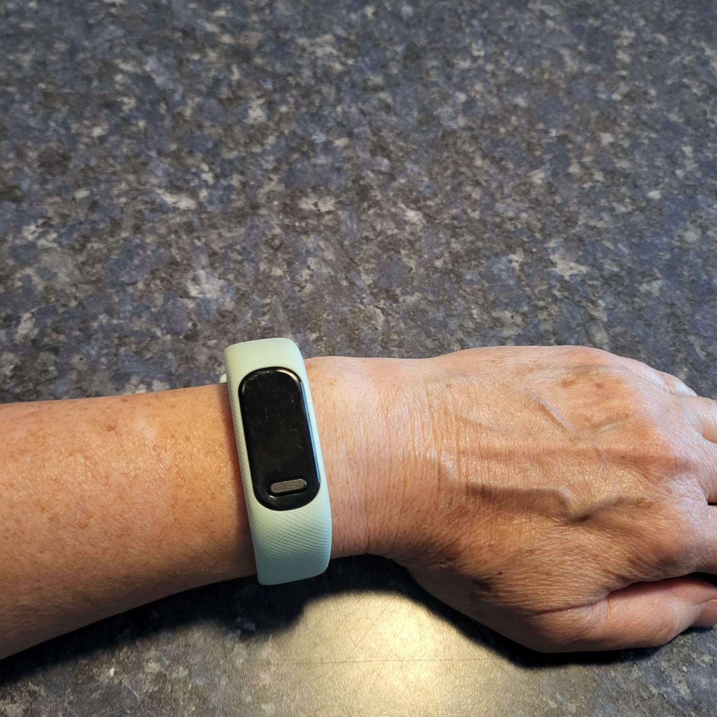 Garmin vívosmart® 5, Fitness Tracker, Long-Lasting Battery, Simple Design, Black Large - Customer Photo 1