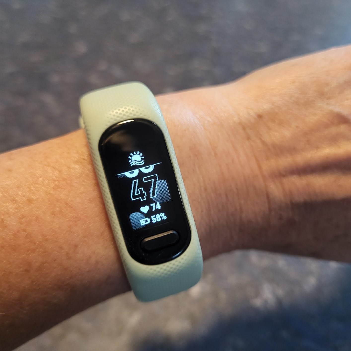 Garmin vívosmart® 5, Fitness Tracker, Long-Lasting Battery, Simple Design, Black Large - Customer Photo 2