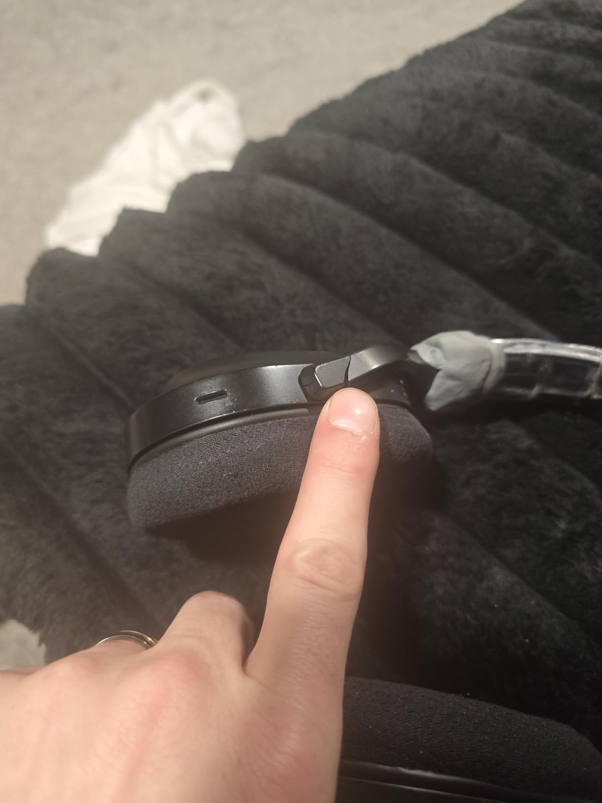 Razer Barracuda X Wireless Gaming & Mobile Headset (PC, PlayStation, Switch 2, Android, iOS): 2.4GHz Wireless + Bluetooth - Lightweight - 40mm Drivers - Detachable Mic - 50 Hr Battery - Mercury White - Customer Photo 2