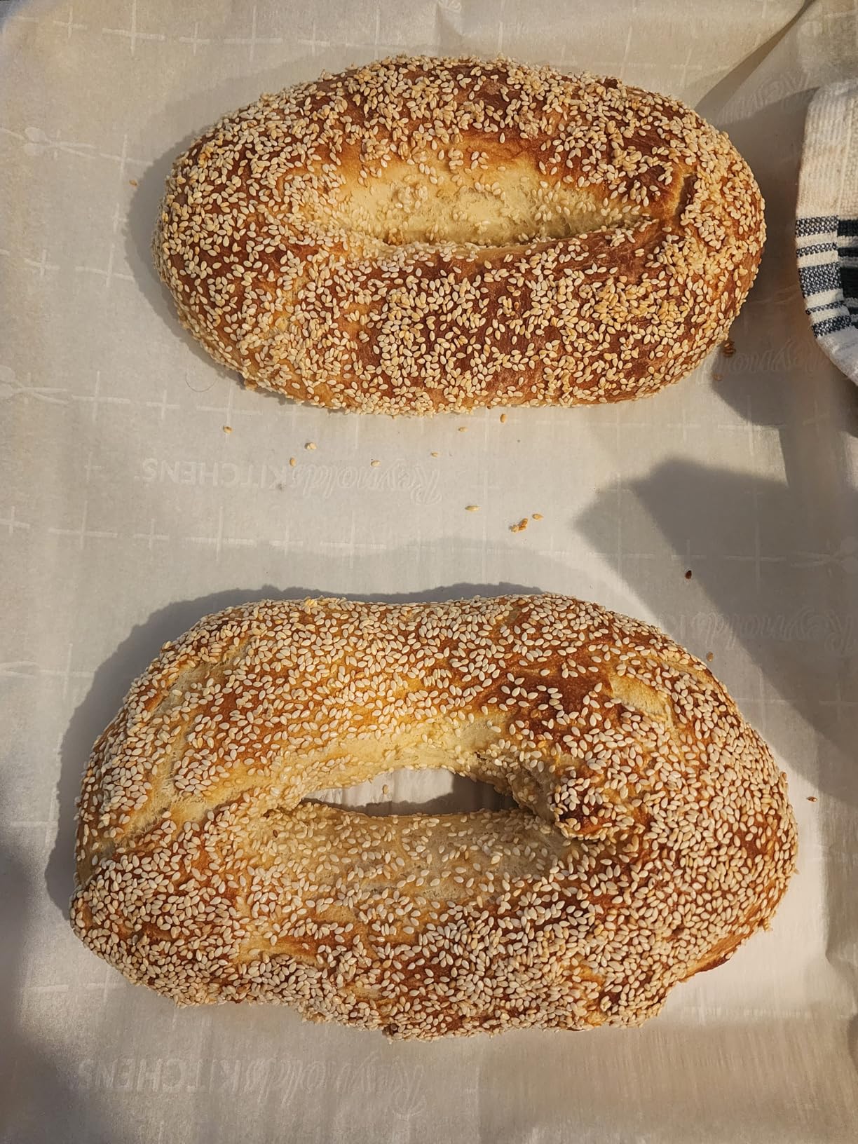 Hamilton Beach Electric Stand Mixer, 4 Quarts, Dough Hook, Flat Beater Attachments, Splash Guard, 7 Speeds with Whisk, Easy-Carry Top Handle, White - Customer Photo 1