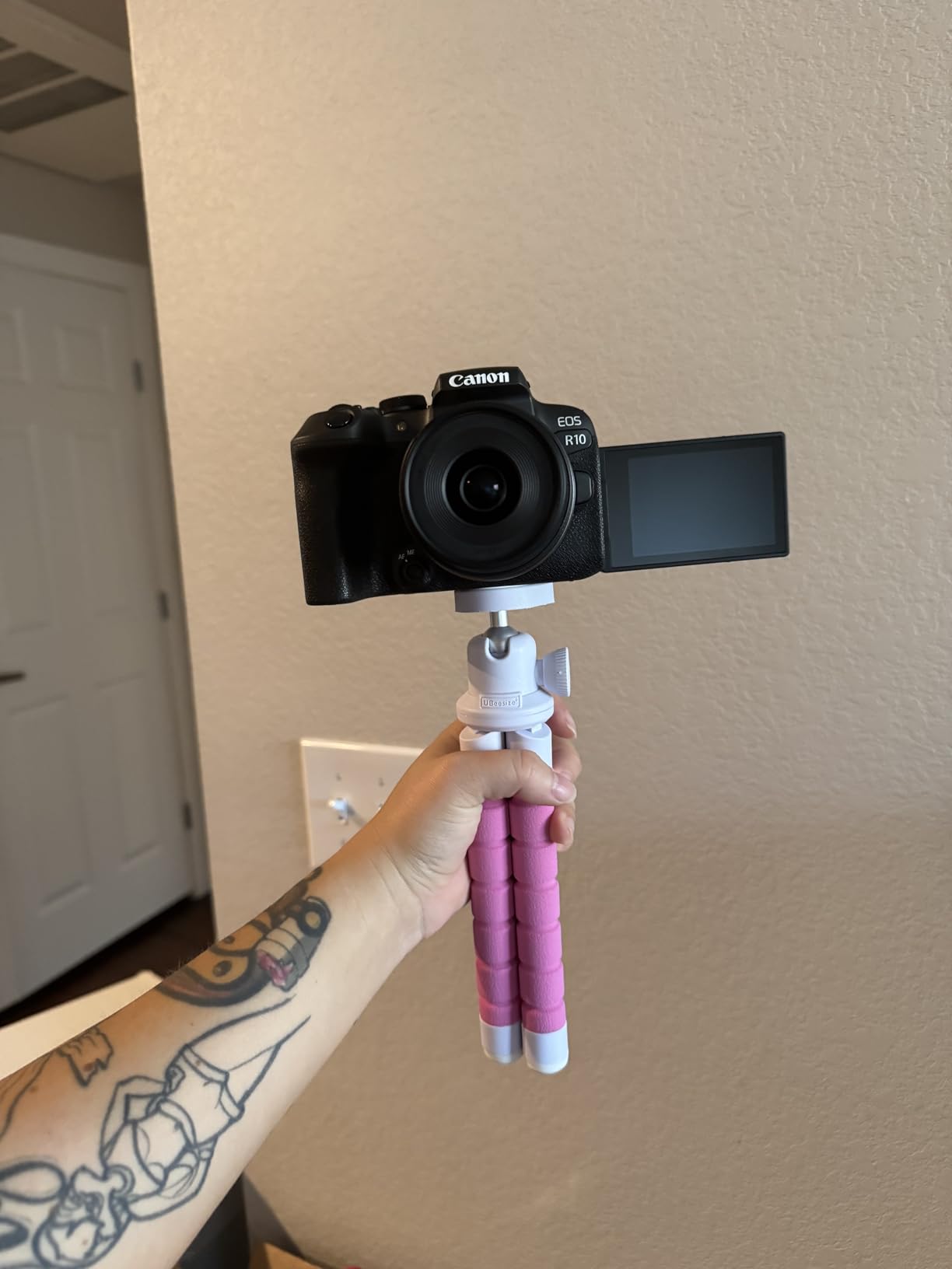 Canon EOS R10 (Body Only), Mirrorless Vlogging Camera, 24.2 MP, 4K Video, DIGIC X Image Processor, High-Speed Shooting, Subject Tracking, Compact, Lightweight, Subject Detection, for Content Creators - Customer Photo 2