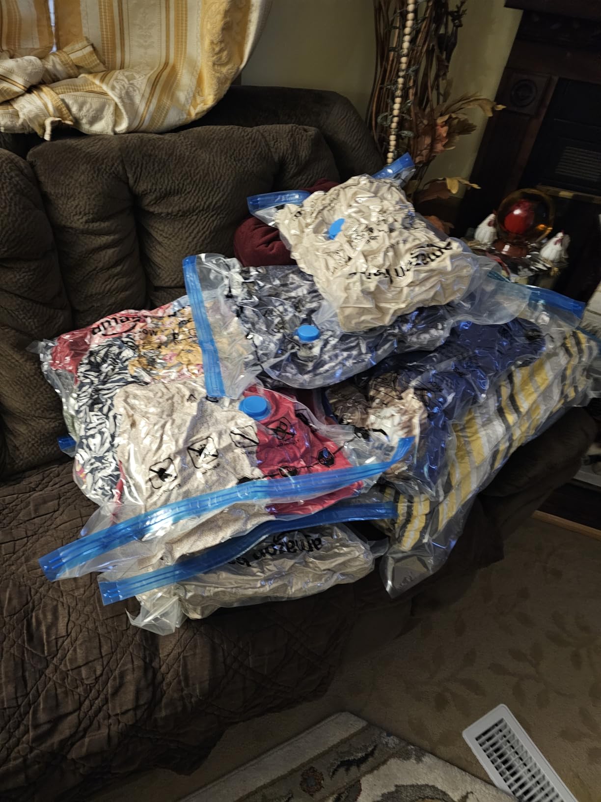 Amazon Basics Vacuum Compression Space Saving Storage Bags with Hand Pump for Travel, Multiple Sizes for Clothes and Blankets, Clear, 20 Pack (5 Small, 5 Medium, 5 Large & 5 Jumbo) - Customer Photo 1