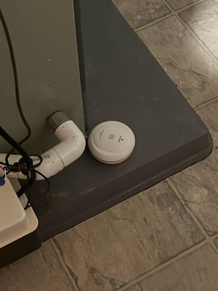 Kidde WiFi Water Leak Detector & Freeze Alarm, Alexa Device, Smart Leak Detector for Homes with App Alerts,White - Customer Photo 2