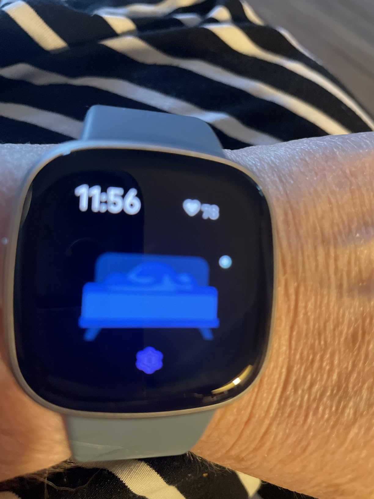 Fitbit Versa 4 Fitness Smartwatch with Daily Readiness, GPS, 24/7 Heart Rate, 40+ Exercise Modes, Sleep Tracking, Black/Graphite - Customer Photo 4