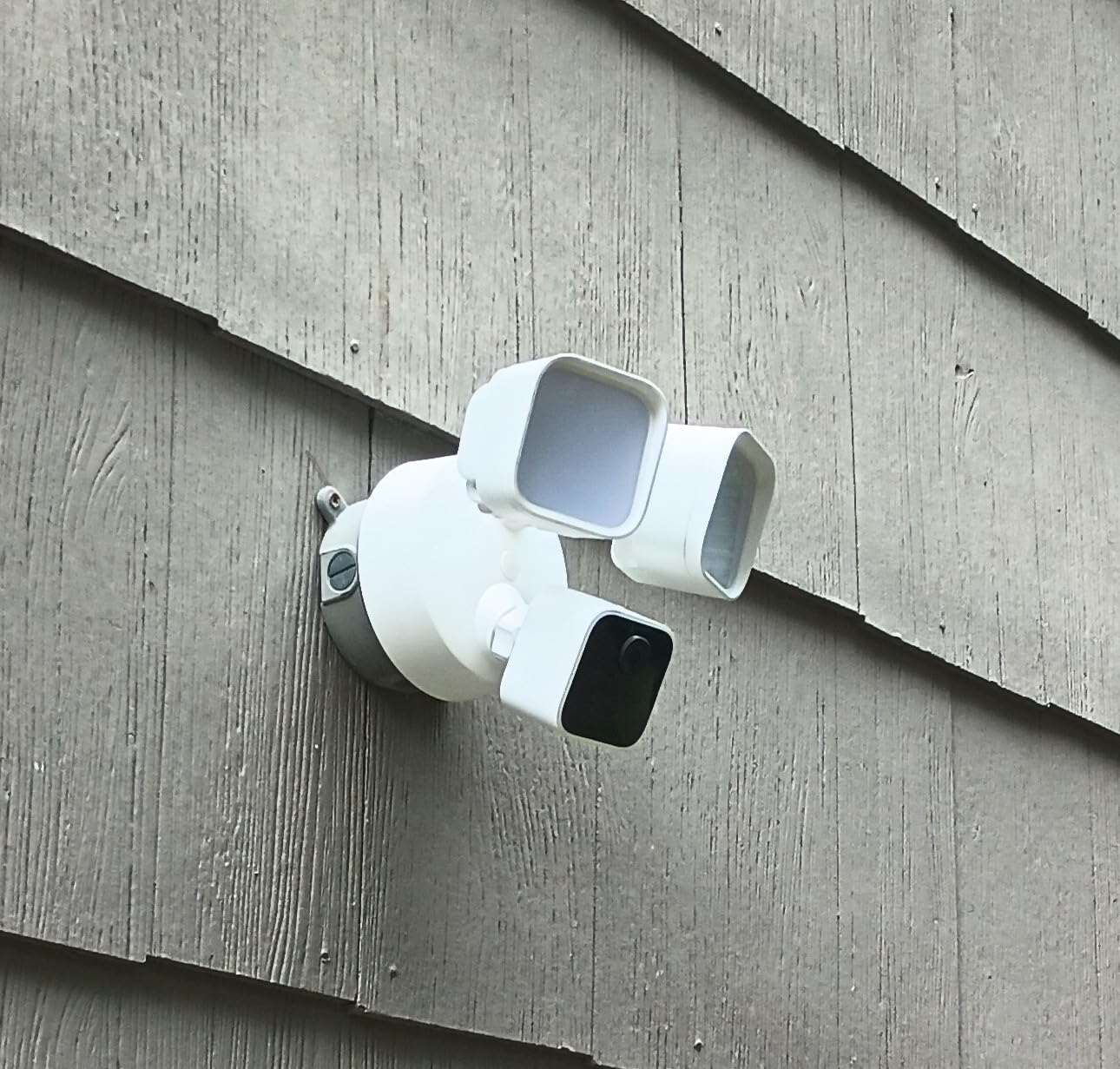 Blink Wired Floodlight Camera, Smart security camera, 2600 lumens, HD live view, enhanced motion detection, built-in siren, Works with Alexa, 1 camera (White) - Customer Photo 1