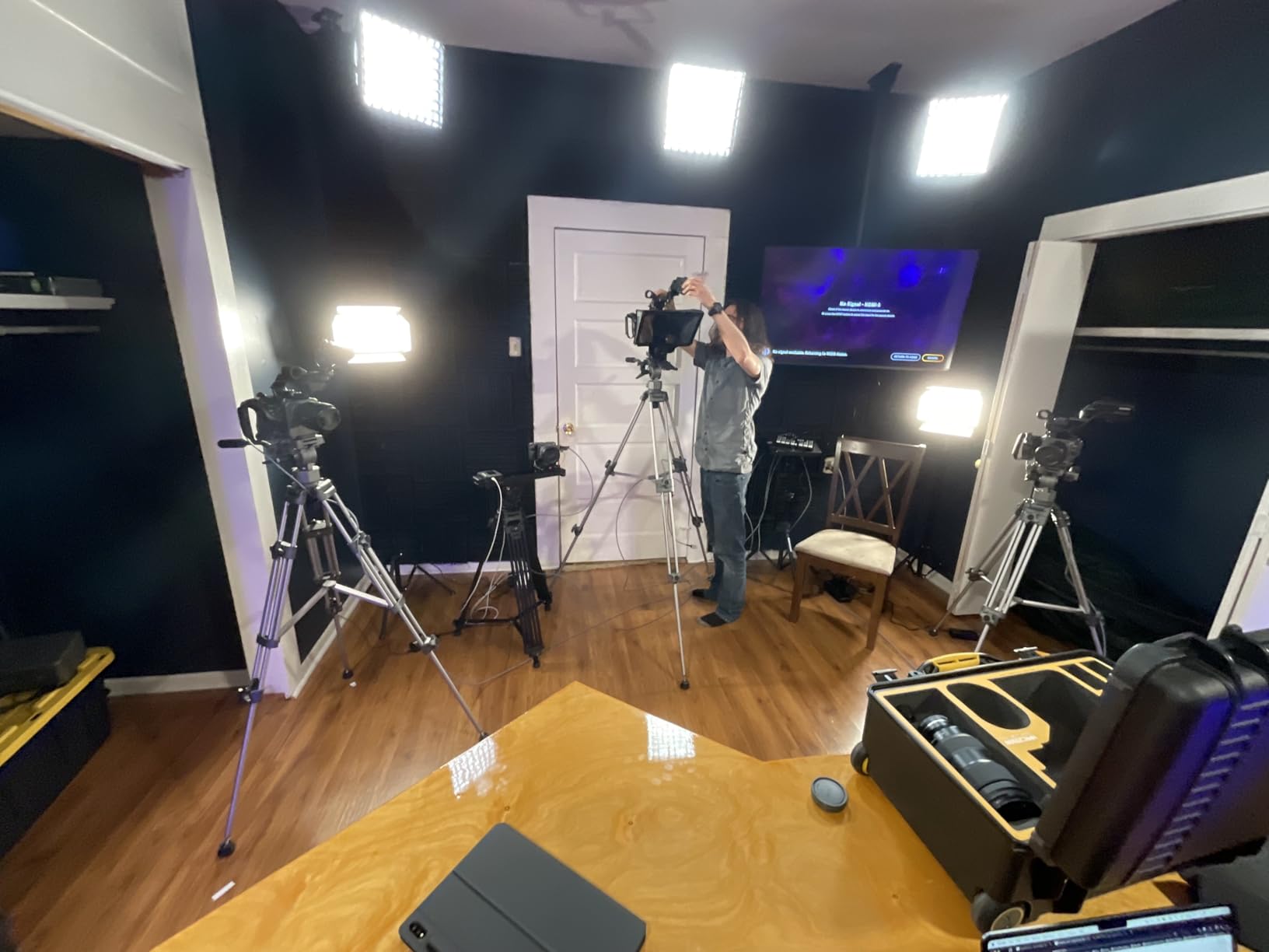 Lume Cube Studio Panel 2-Point Lighting Kit, Edge Lit LED Bicolor Light Panels 3200k-5600k, Rechargeable Battery, 70 inch Stands customer photo 2