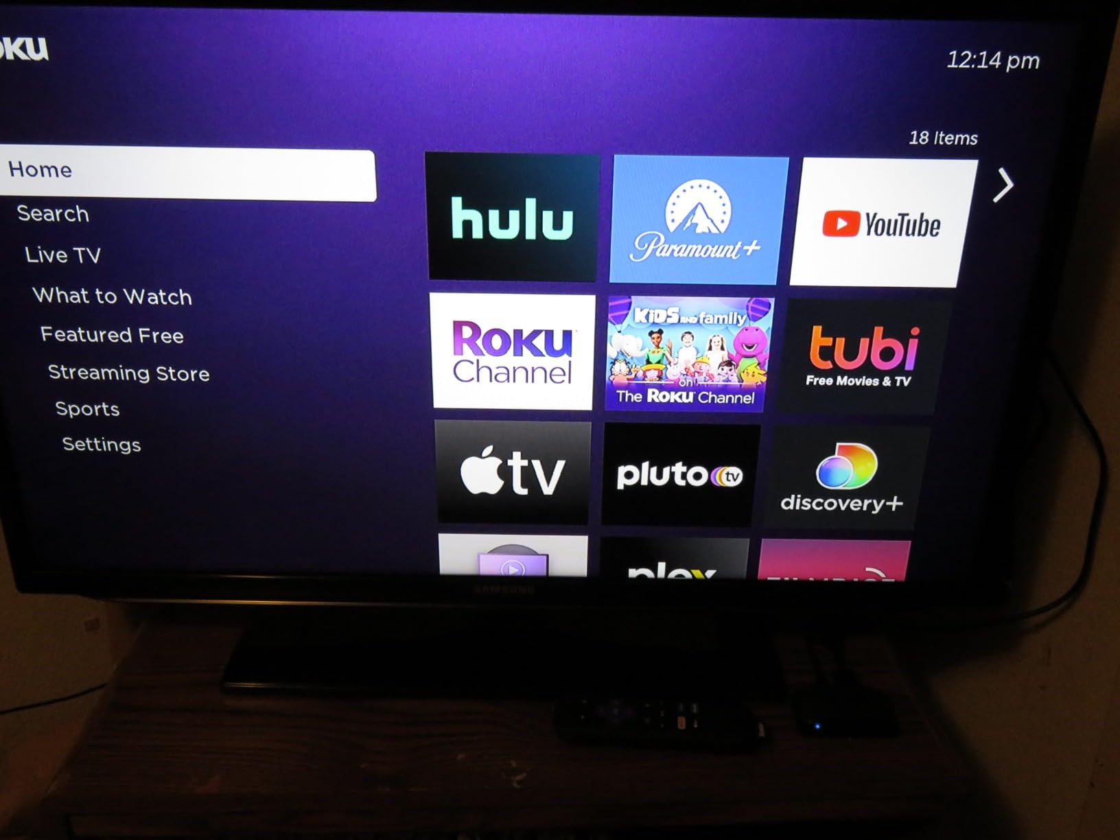 Roku Express | HD Roku Streaming Device with Standard Remote (no TV controls), Free & Live TV - Customer Photo 2