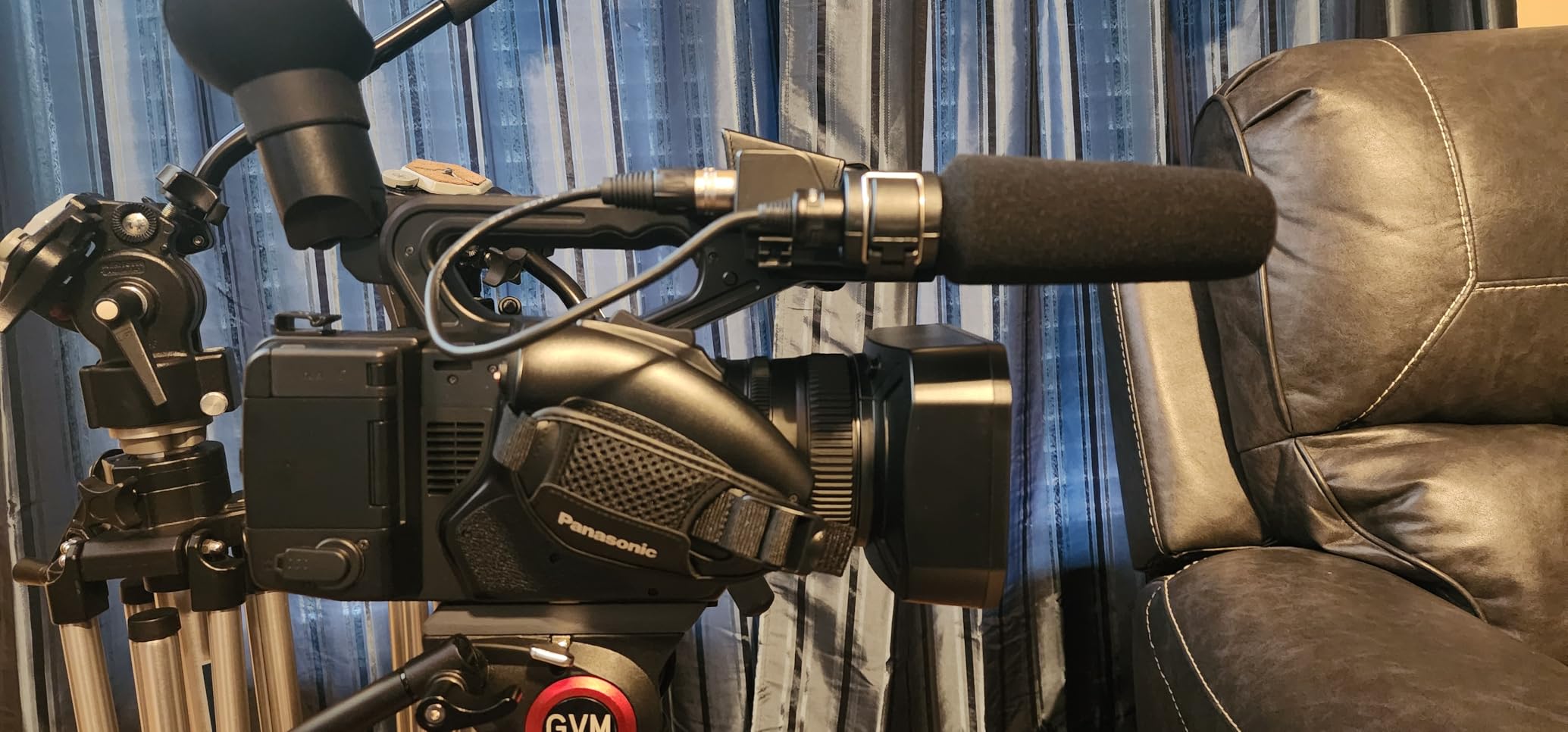 Panasonic Camcorder, Professional Quality 4K 60p, 1.0-inch Sensor, 24.5mm Wide-Angle Lens and Optical 20x Zoom, Great for News, Interviews, and Events - HC-X20 - Customer Photo 2