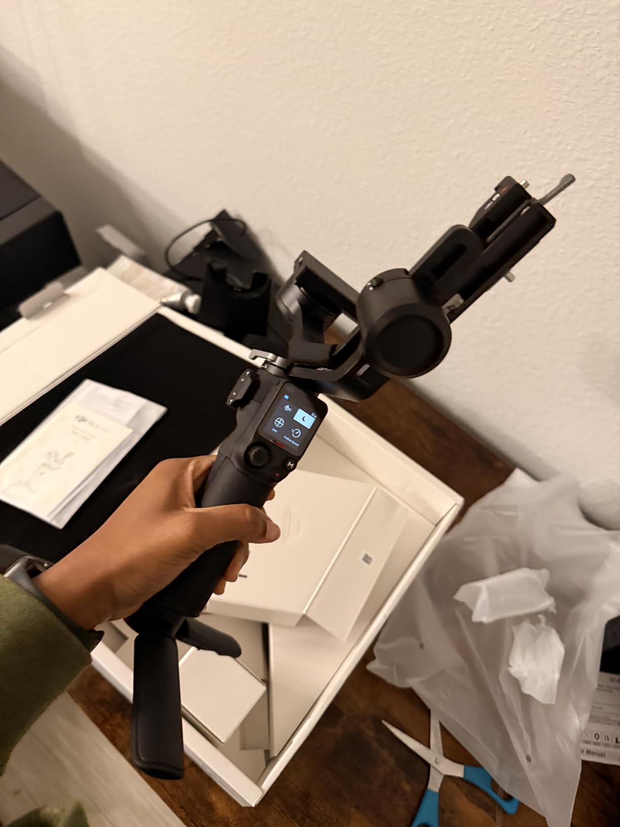 DJI RS 3 Mini, 3-Axis Gimbal Stabilizer for Cameras Canon/Sony/Panasonic/Nikon/Fujifilm, 2 kg (4.4 lbs) Tested Payload, Camera Stabilizer, Camera Gimbal with Native Vertical Shooting - Customer Photo 1