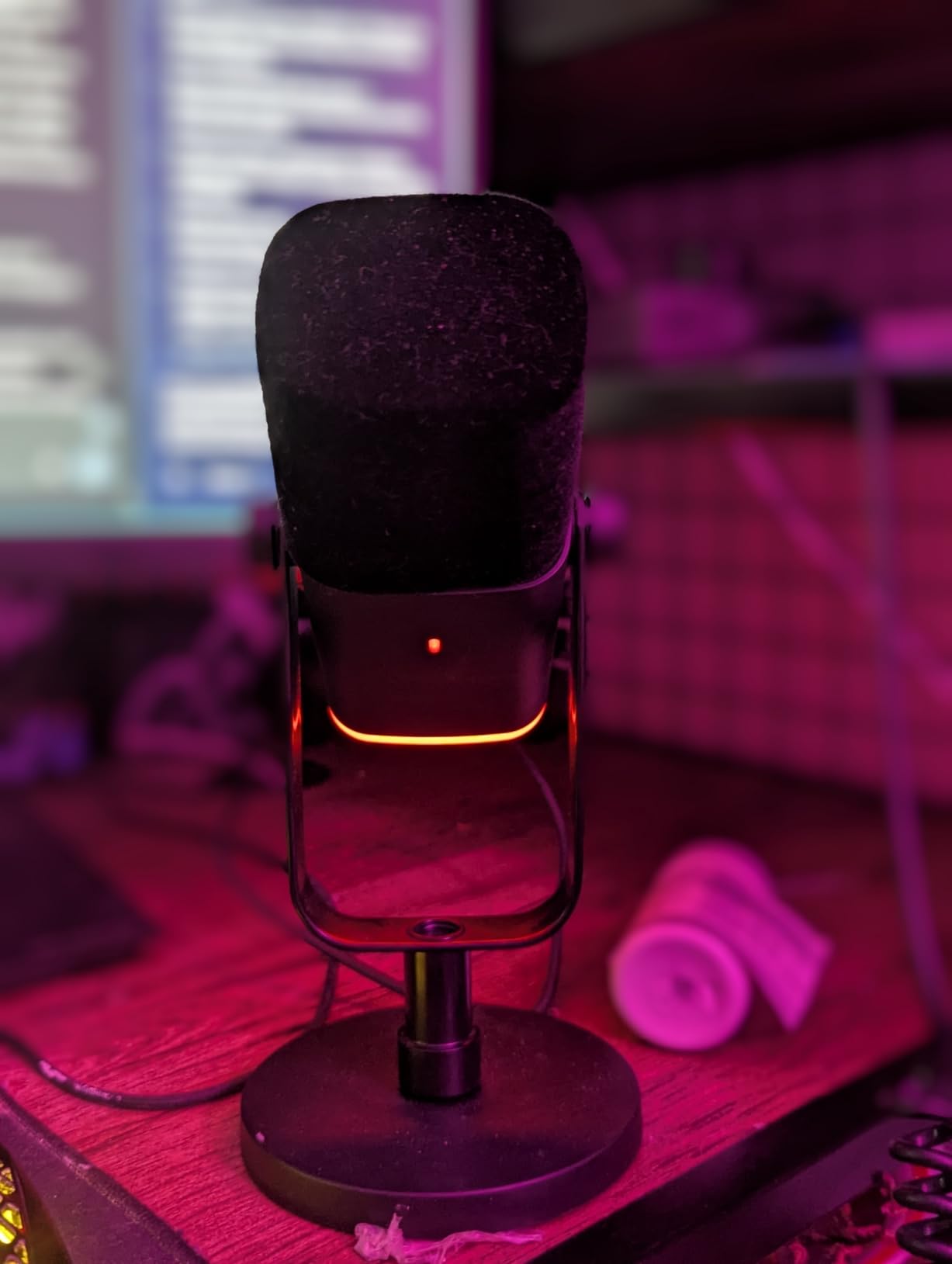 FIFINE USB/XLR Dynamic Microphone for Podcast Recording, PC Computer Gaming Streaming Mic with RGB Light, Mute Button, Headphones Jack, Desktop Stand, Vocal Mic for Singing YouTube-AmpliGame AM8 customer photo 1