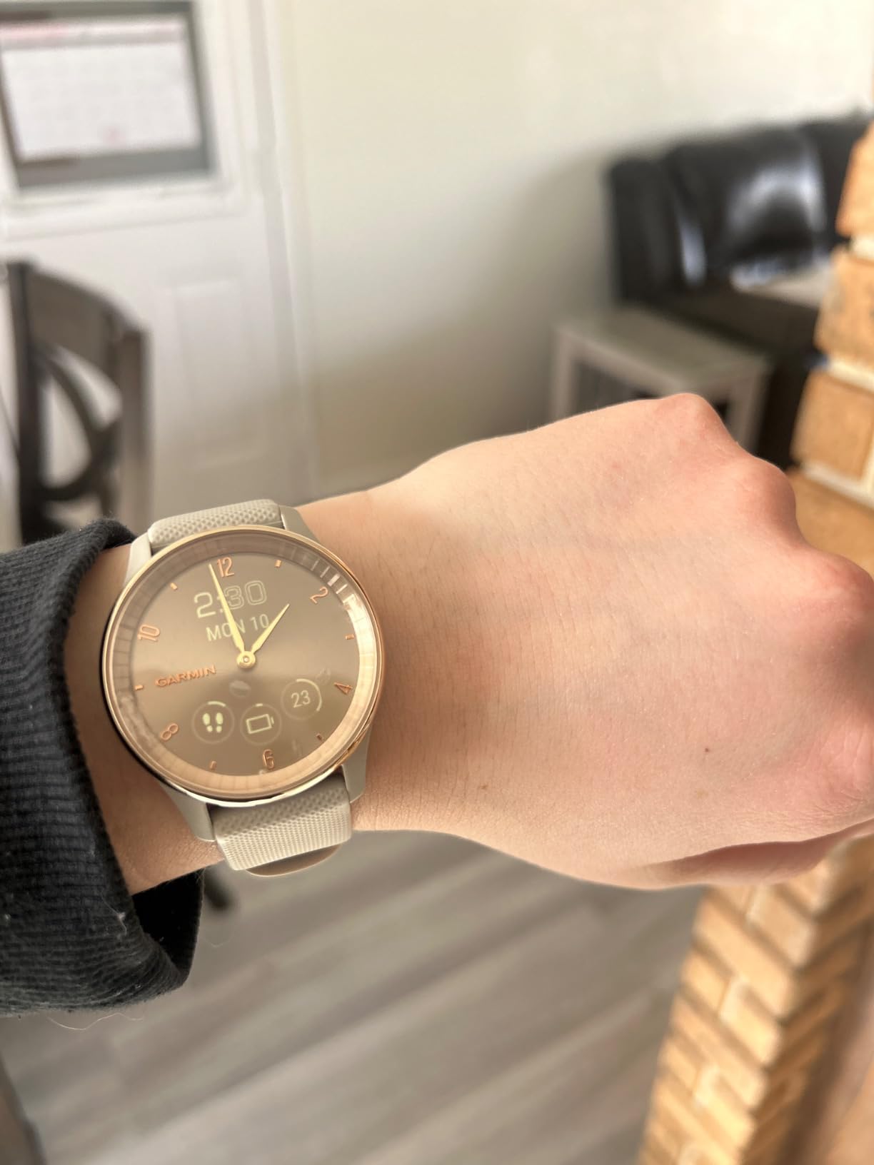 Garmin vívomove Trend, Stylish Hybrid Smartwatch, Long-Lasting Battery Life, Dynamic Watch Hands and Touchscreen Display, Black - Customer Photo 2