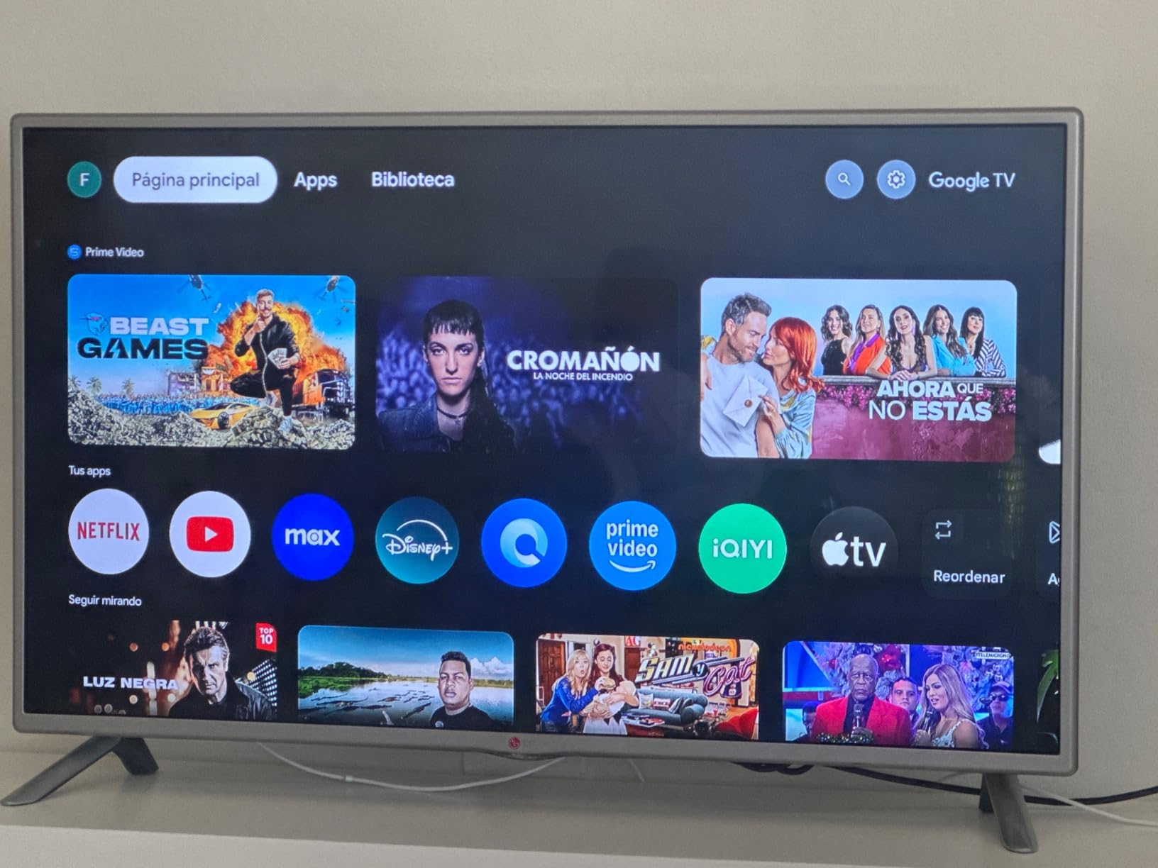 Chromecast - Streaming Device with HDMI Cable and Voice Search Remote - Stream Shows, Music, Photos, Sports from Phone to TV - Includes Cleaning Cloth, Pouch - HD Version - Snow - Customer Photo 2