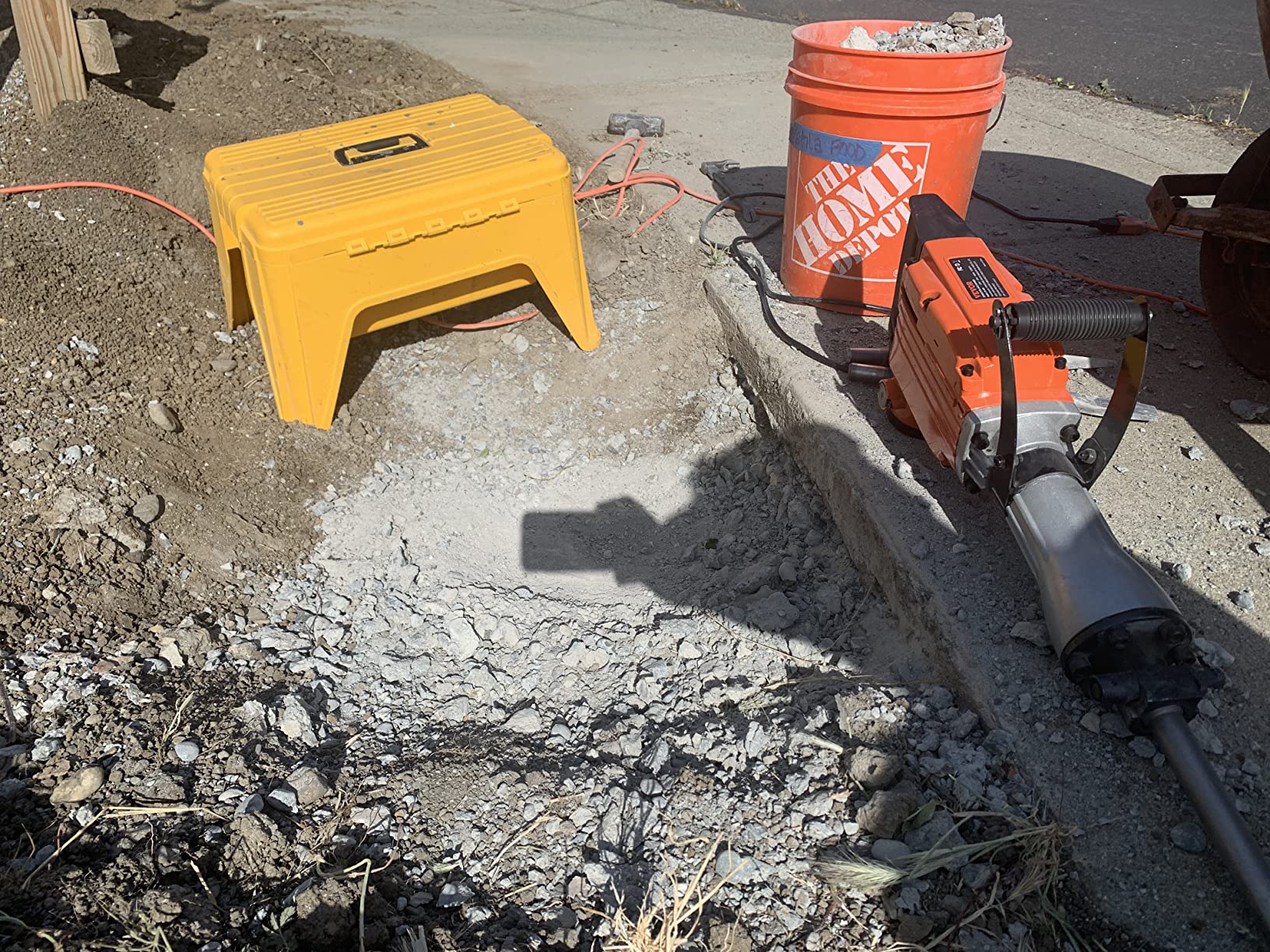 VEVOR Demolition Jack Hammer, MAX 2200W Electric Jackhammer Heavy Duty, 1400 BPM Concrete Breaker 4pcs Chisels Bit Chipping W/Case, Gloves - Customer Photo 2