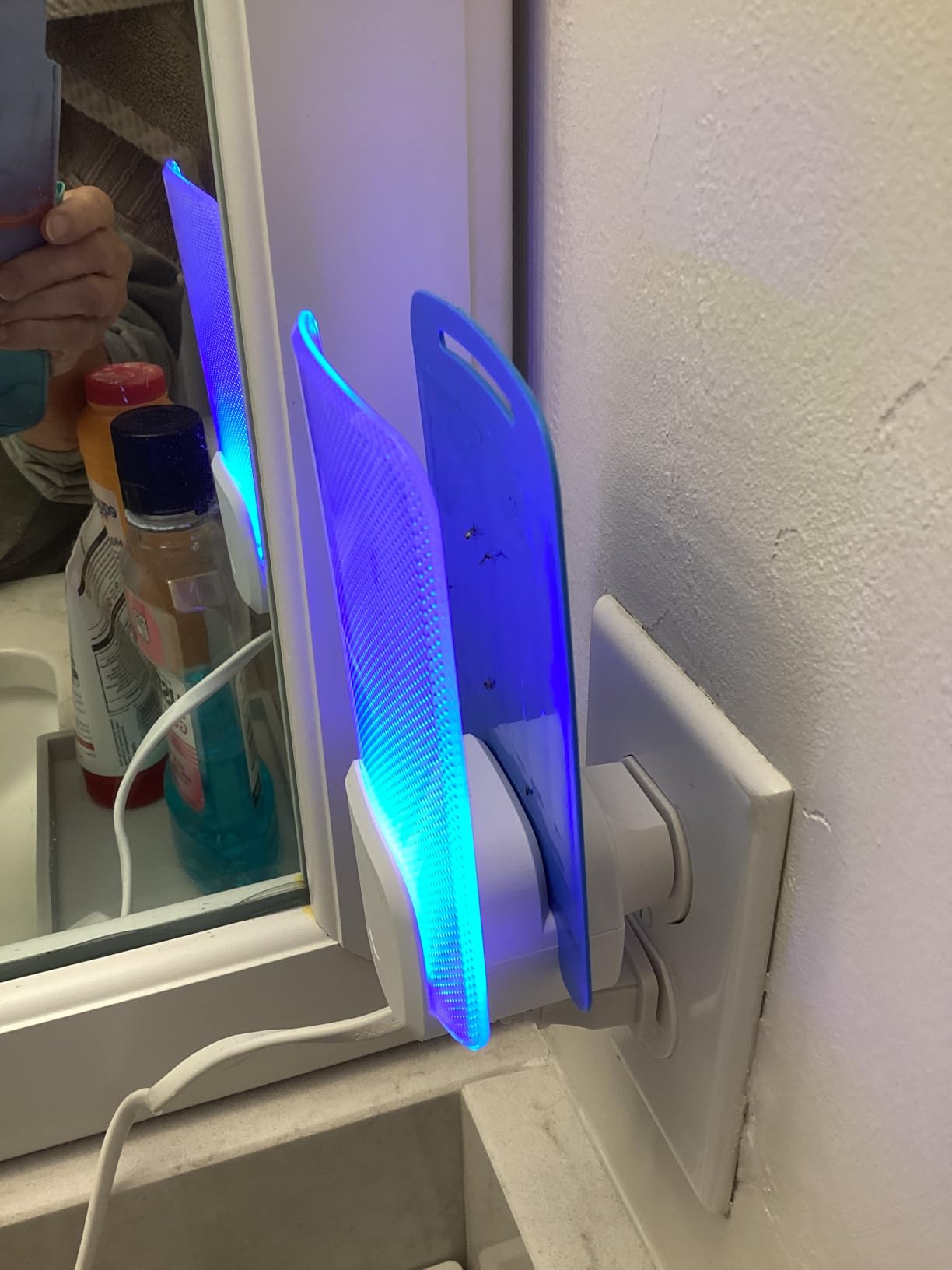 Raid Essentials Flying Insect Light Trap Starter Kit, 1 Plug-In Device + 1 Cartridge, Featuring Light Powered Attraction - Customer Photo 2